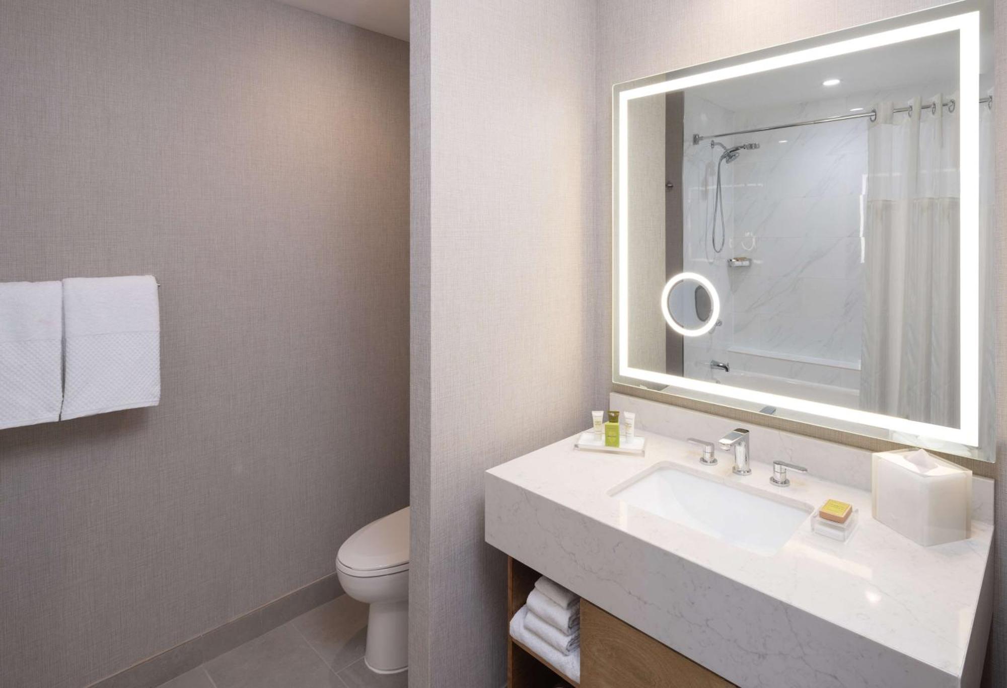 Chambre avec 2 Lits Queen-Size et Baignoire - Accessible aux Personnes à Mobilité Réduite