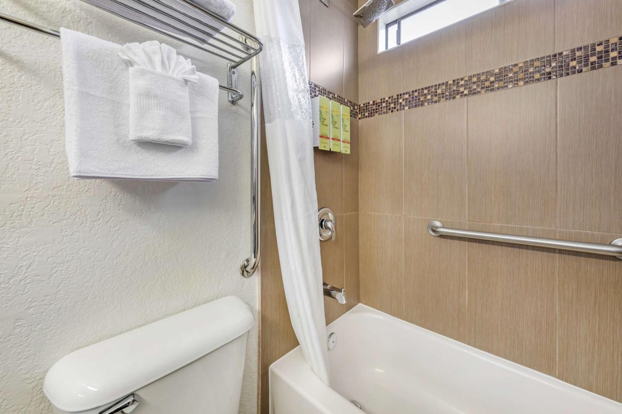 Habitación con cama grande