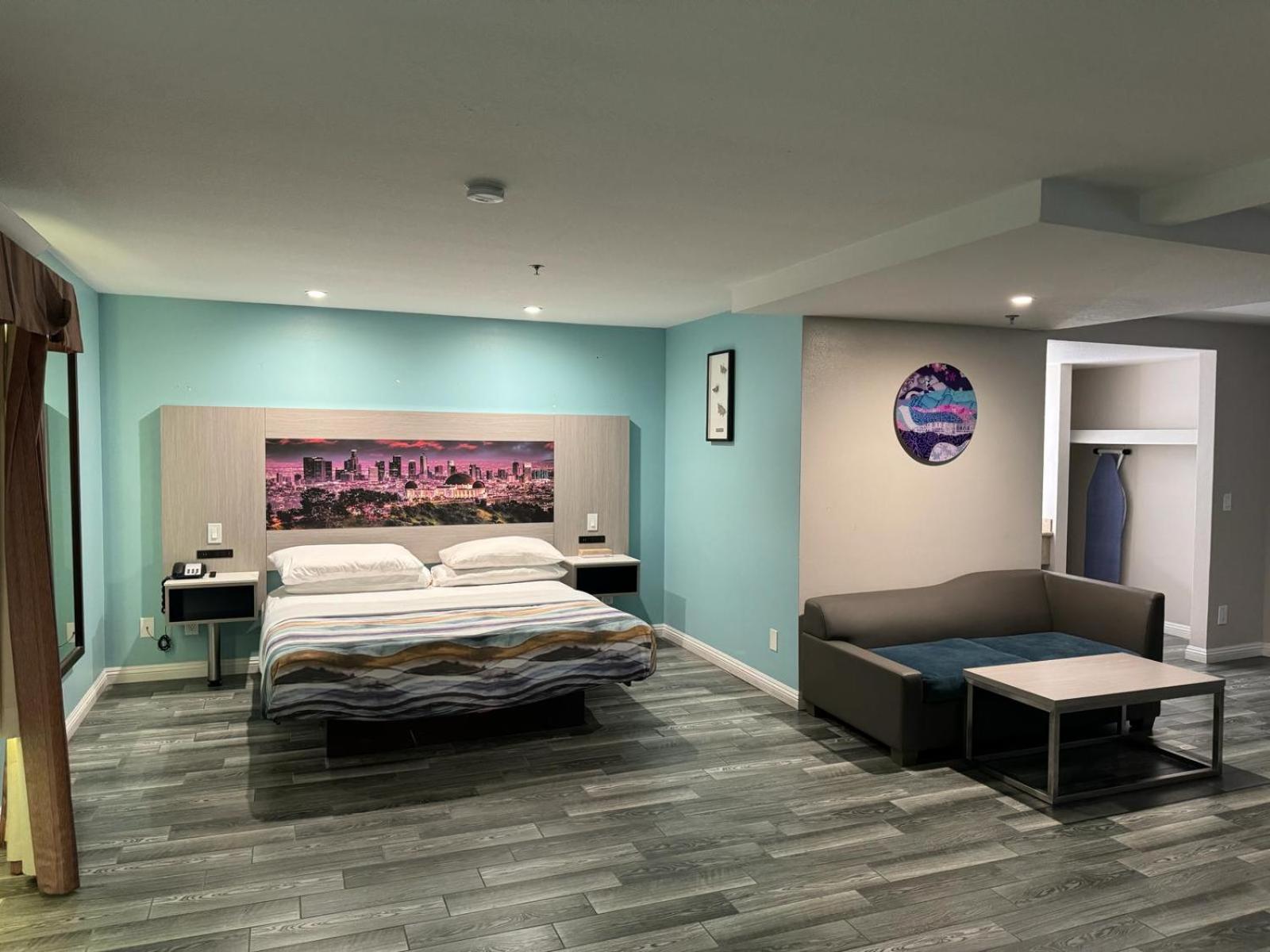 Zimmer mit Kingsize-Bett