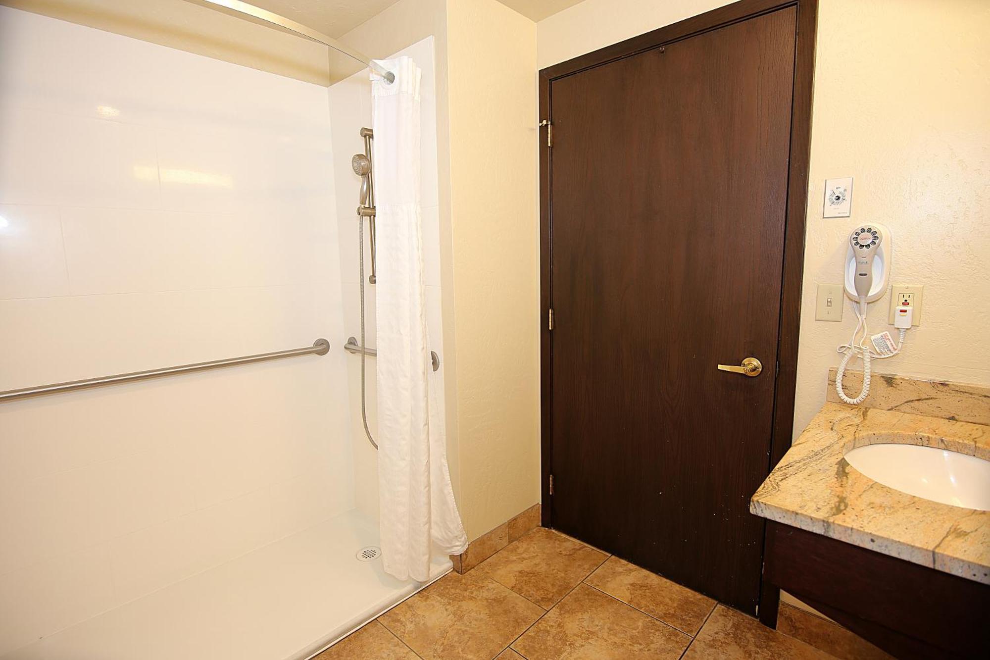 Chambre Lit King-Size - Accessible aux Personnes à Mobilité Réduite/Non-Fumeurs