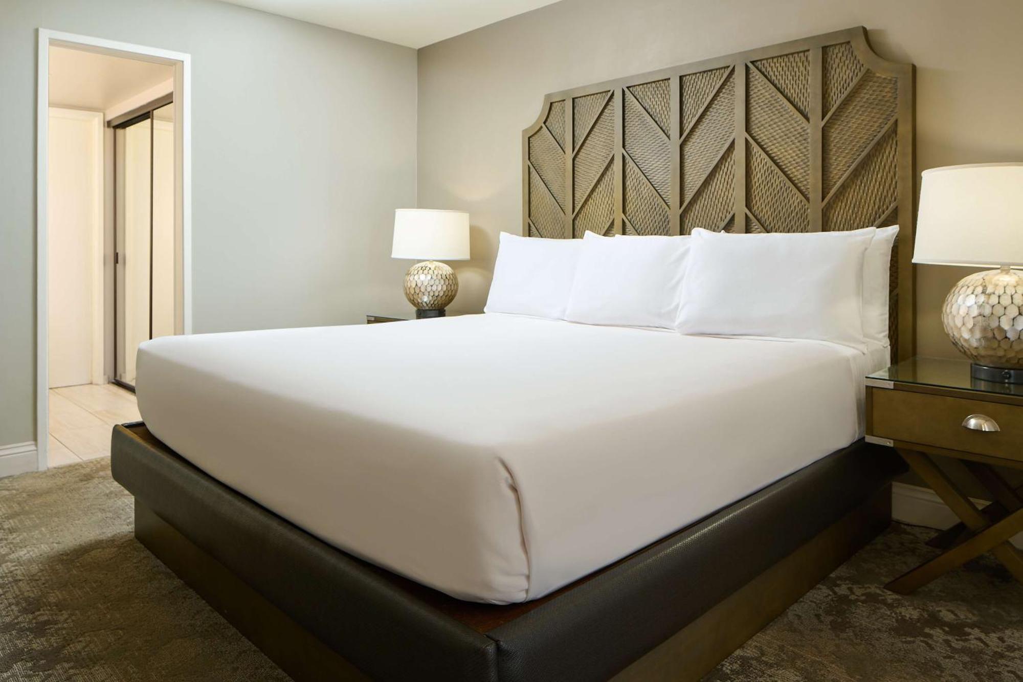 Habitación de 1 dormitorio con vistas al océano