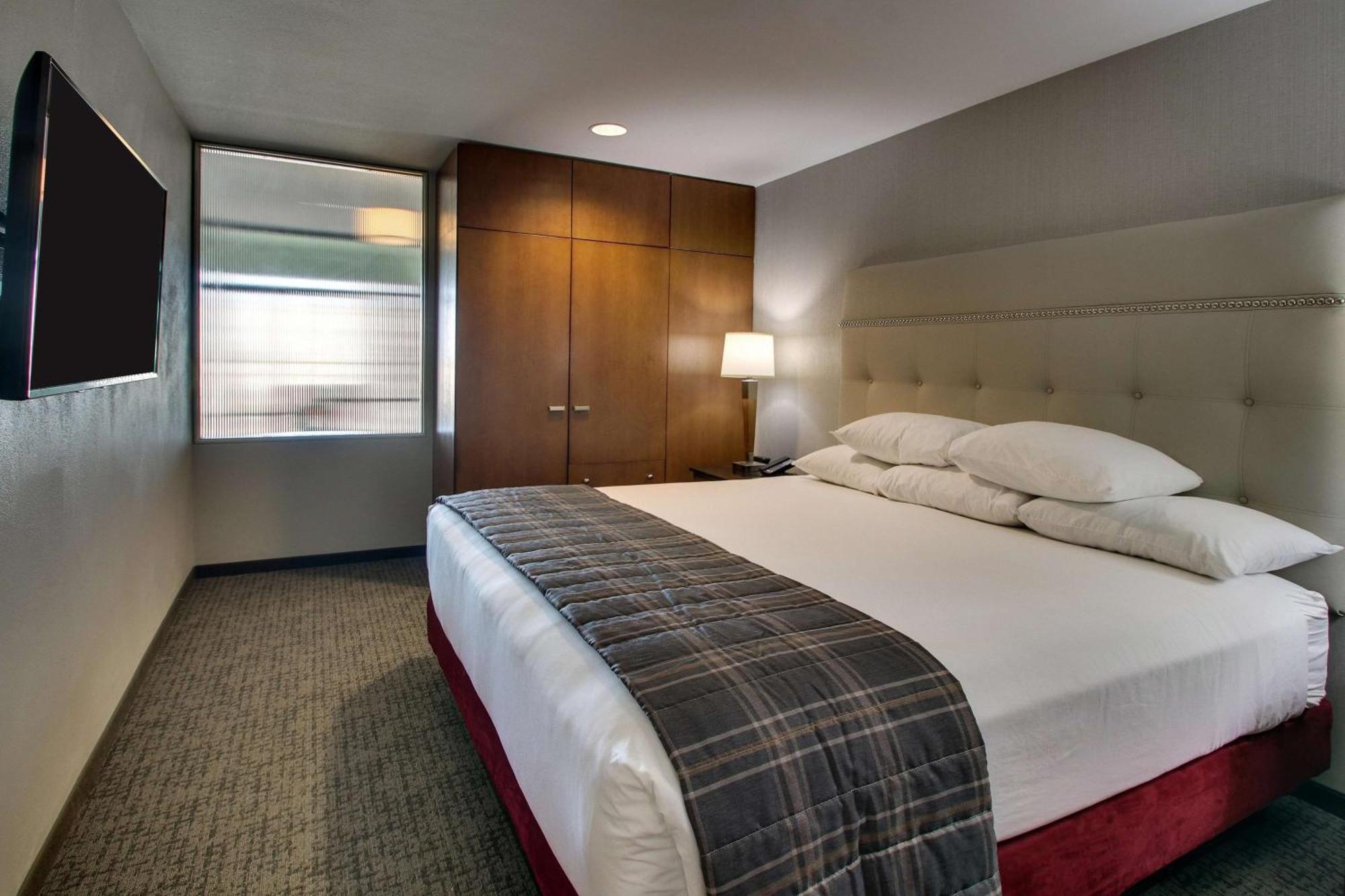 Suite con cama grande y balcón