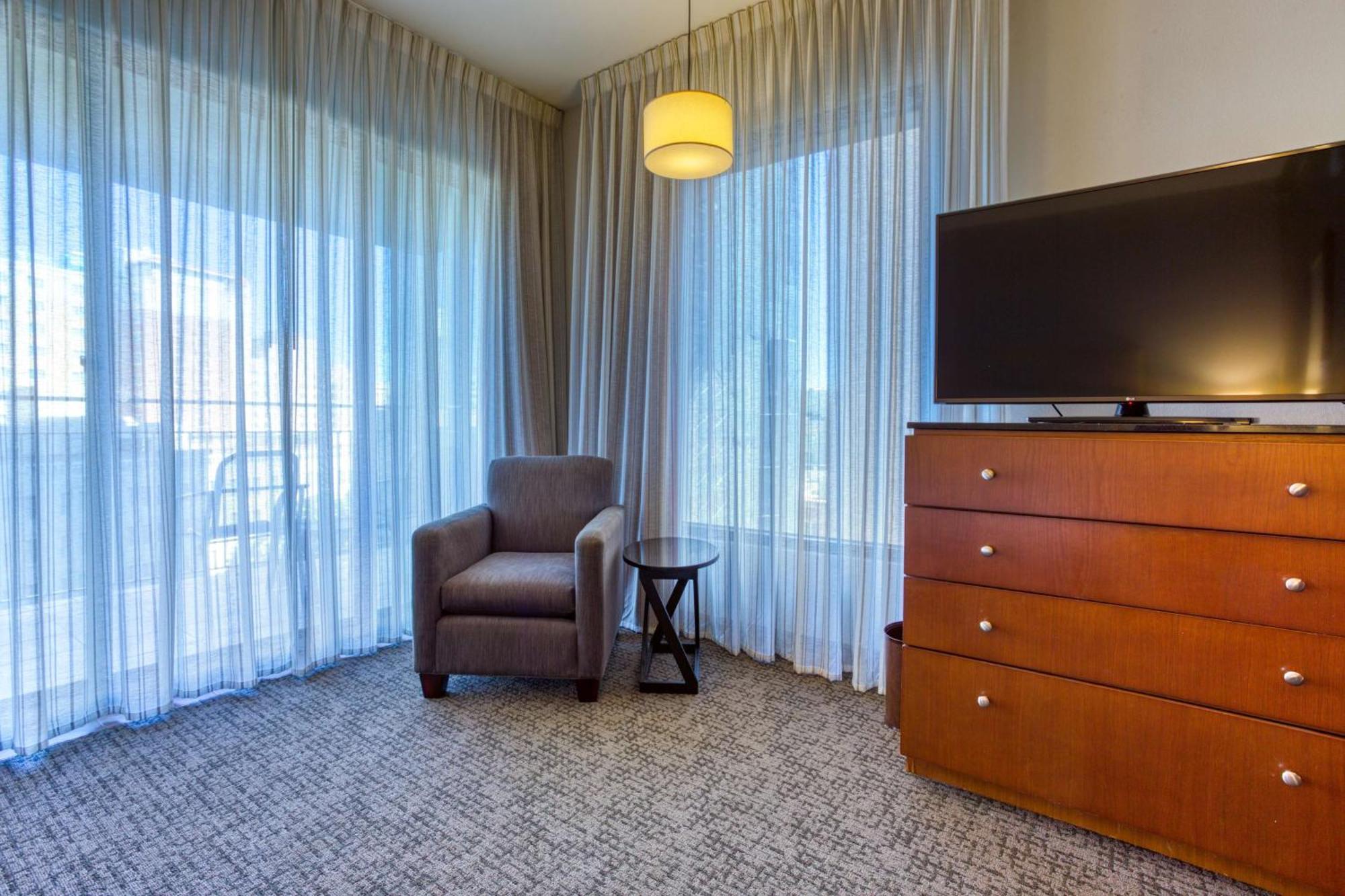 Suite con cama extragrande, bañera de hidromasaje y terraza