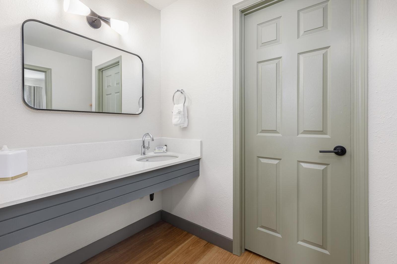 Deluxe One Bedroom Suite Non Smoking