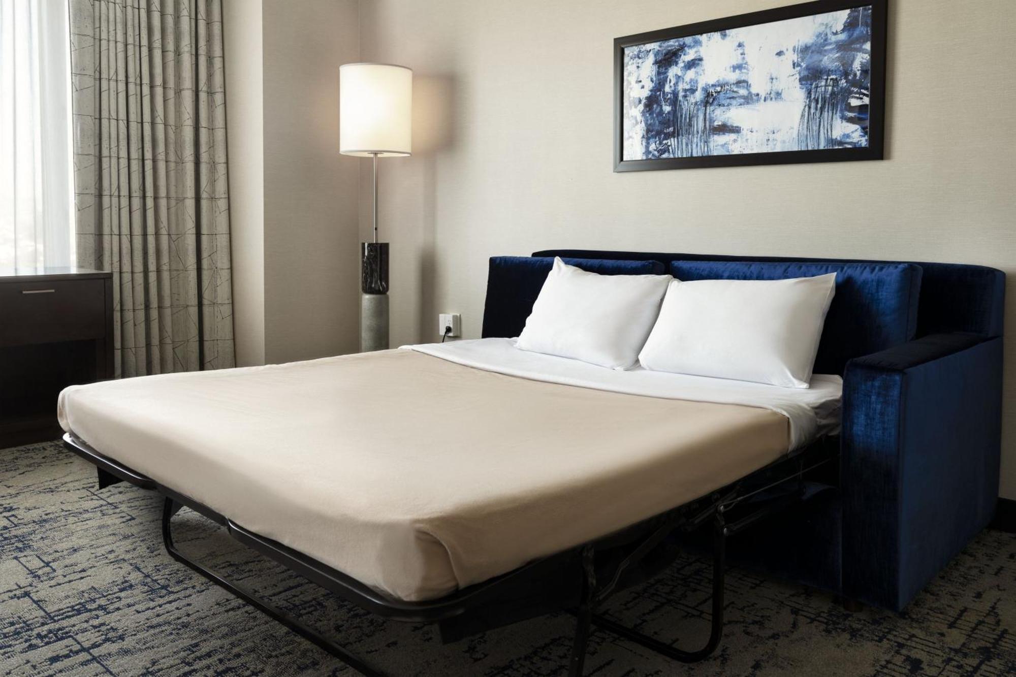 Estudio grande con 2 camas grandes y sofá cama