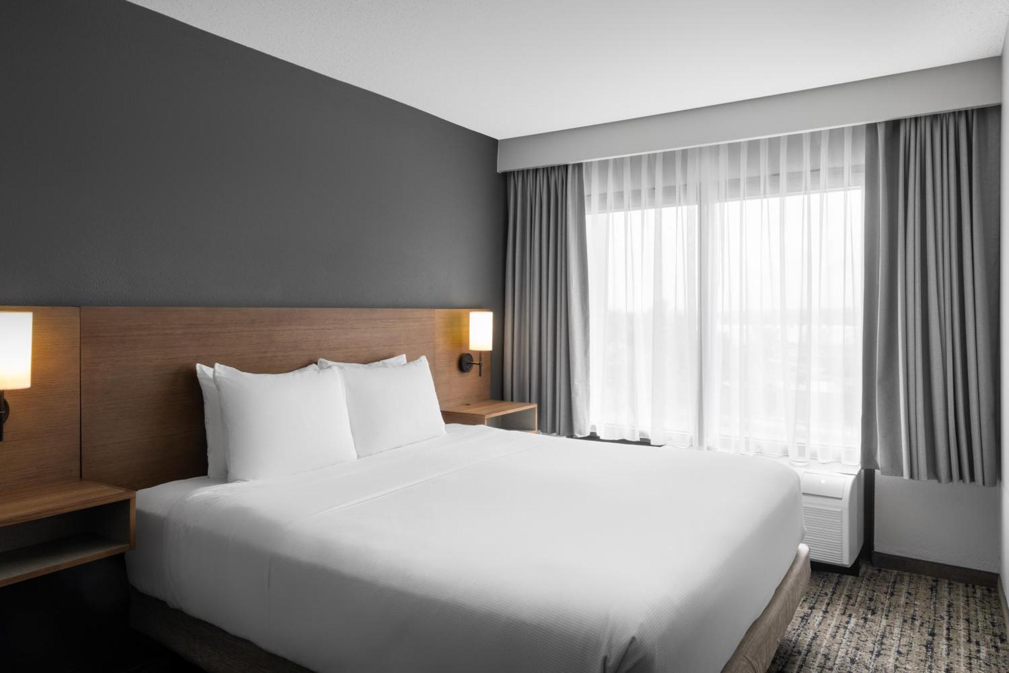 Habitación con cama grande, sofá cama y ducha accesible en silla de ruedas - Adaptada para personas con discapacidad