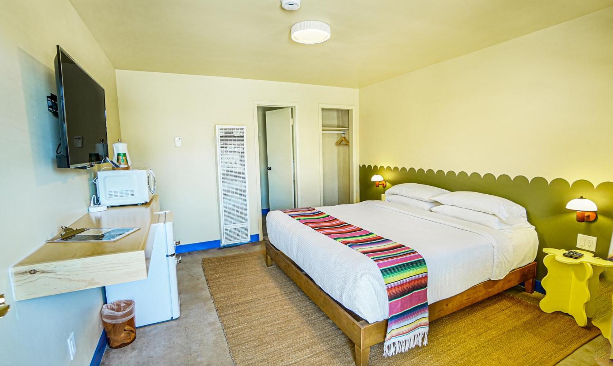 Zimmer mit Kingsize-Bett