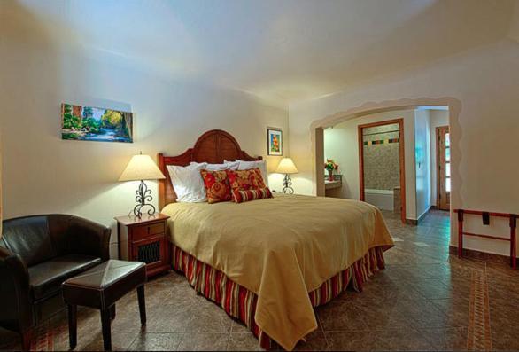 Quarto com Cama King-size e Vista da Piscina