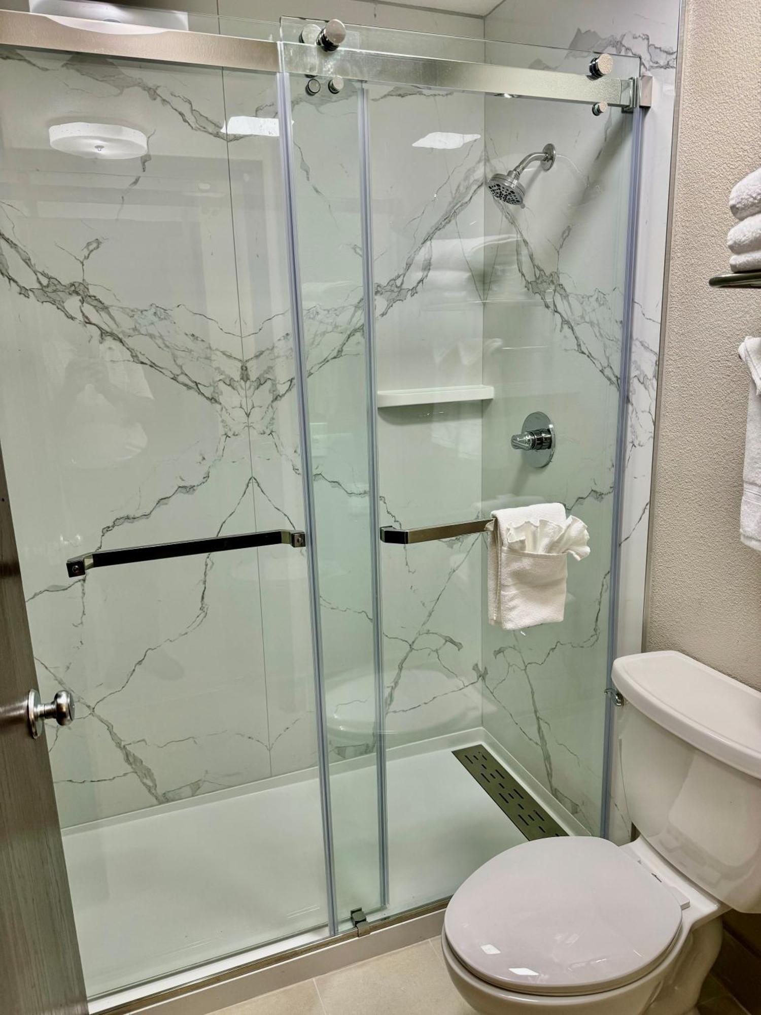 Kamer met Queensize Bed en Rolstoeltoegankelijke Douche - Geschikt voor Gasten met een Lichamelijke Beperking/Rookvrij