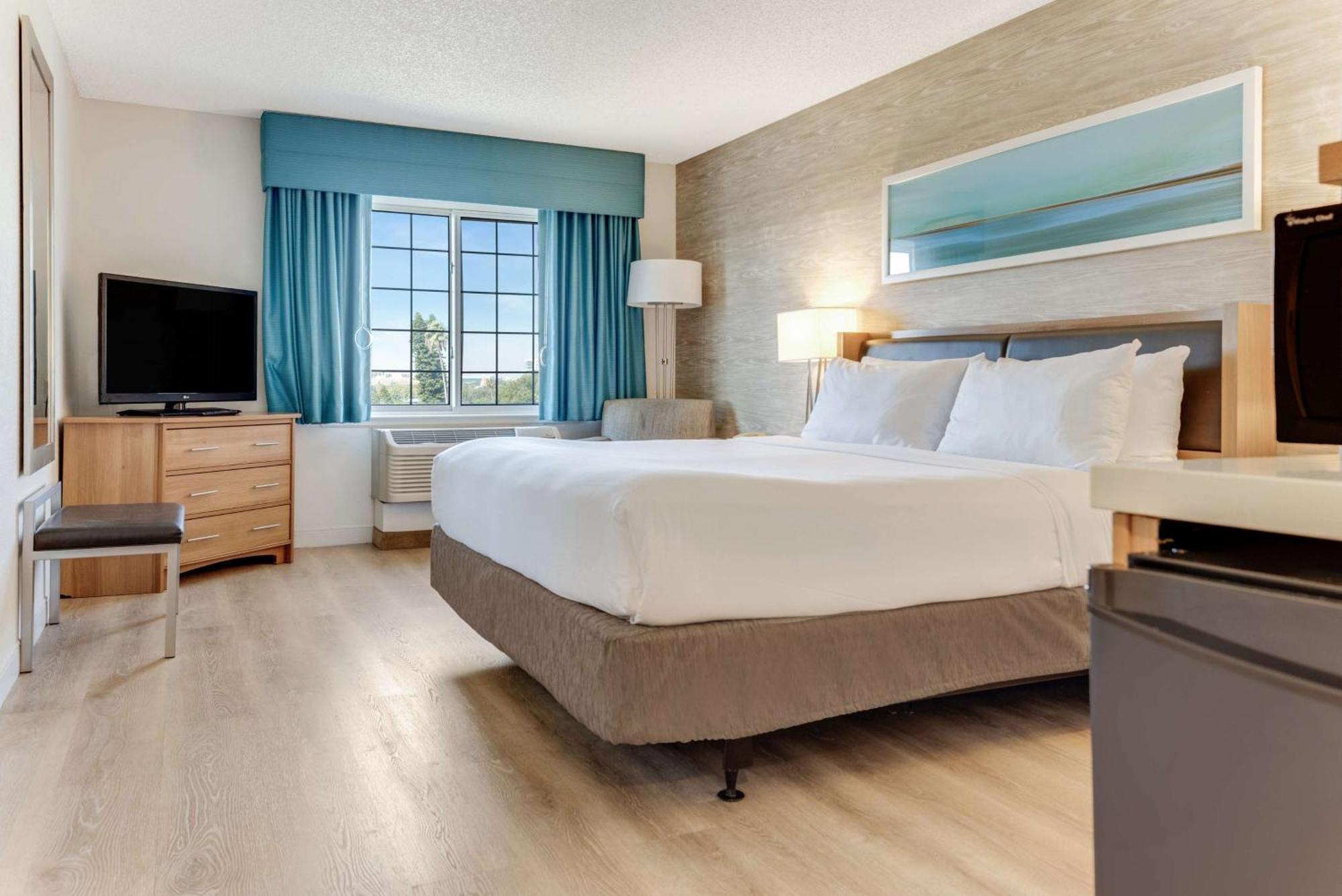 Deluxe King Room Mobility Accessible