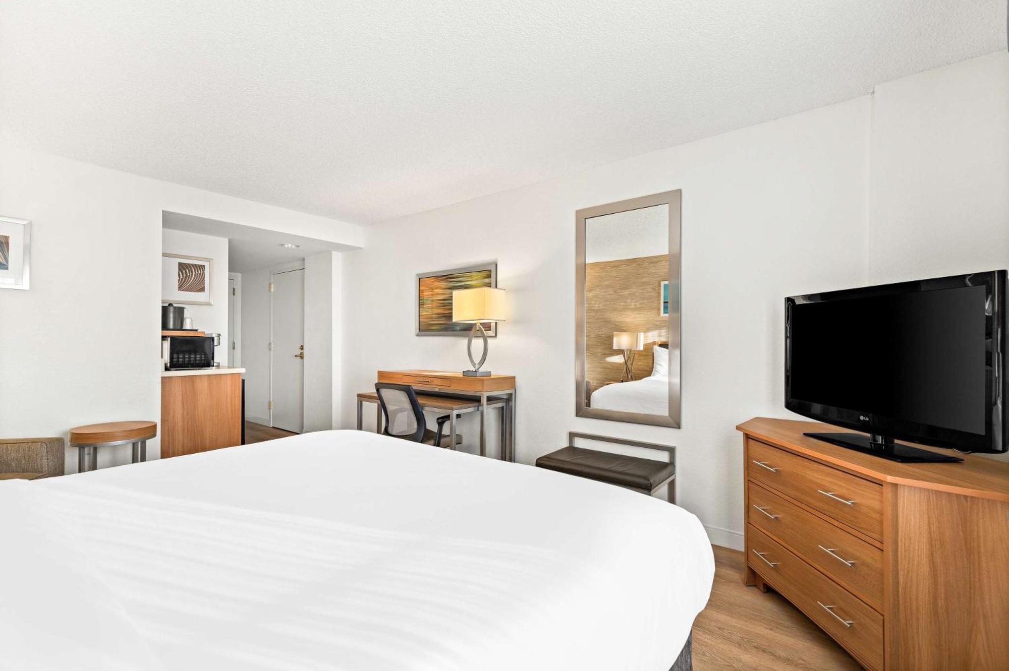 Deluxe King Room Mobility Accessible
