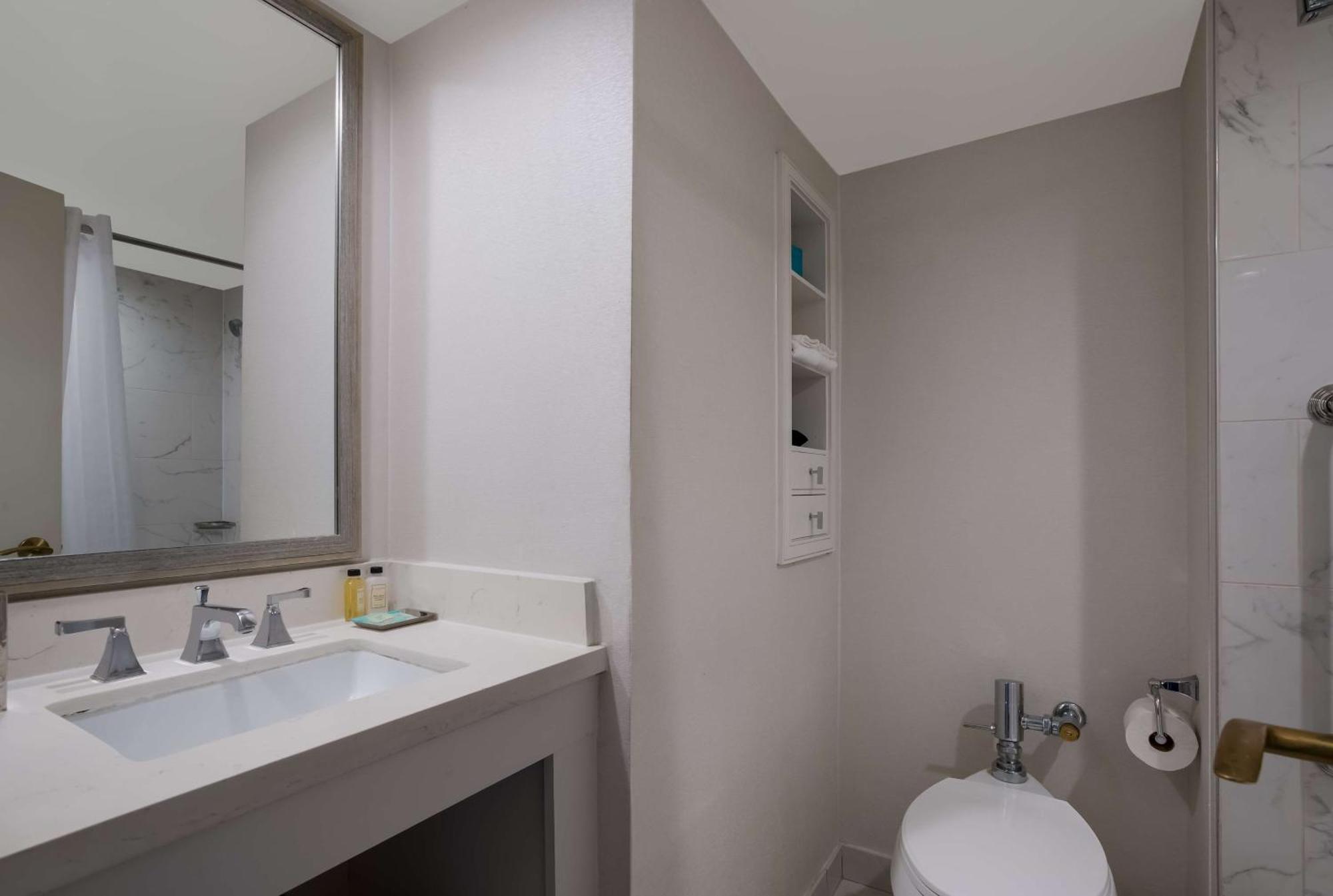 Alojamiento Interior con balcón amueblado y cama extragrande