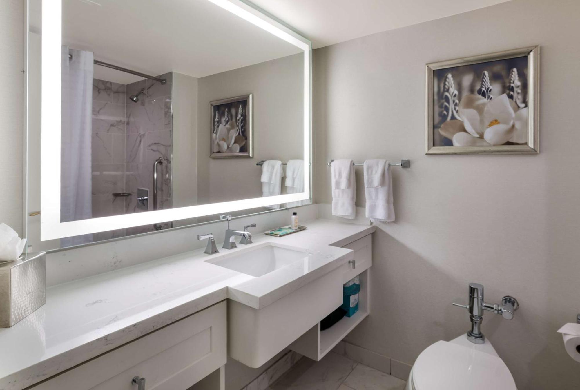Alojamiento con 2 camas dobles y ducha accesible en silla de ruedas y adaptada para personas con movilidad reducida