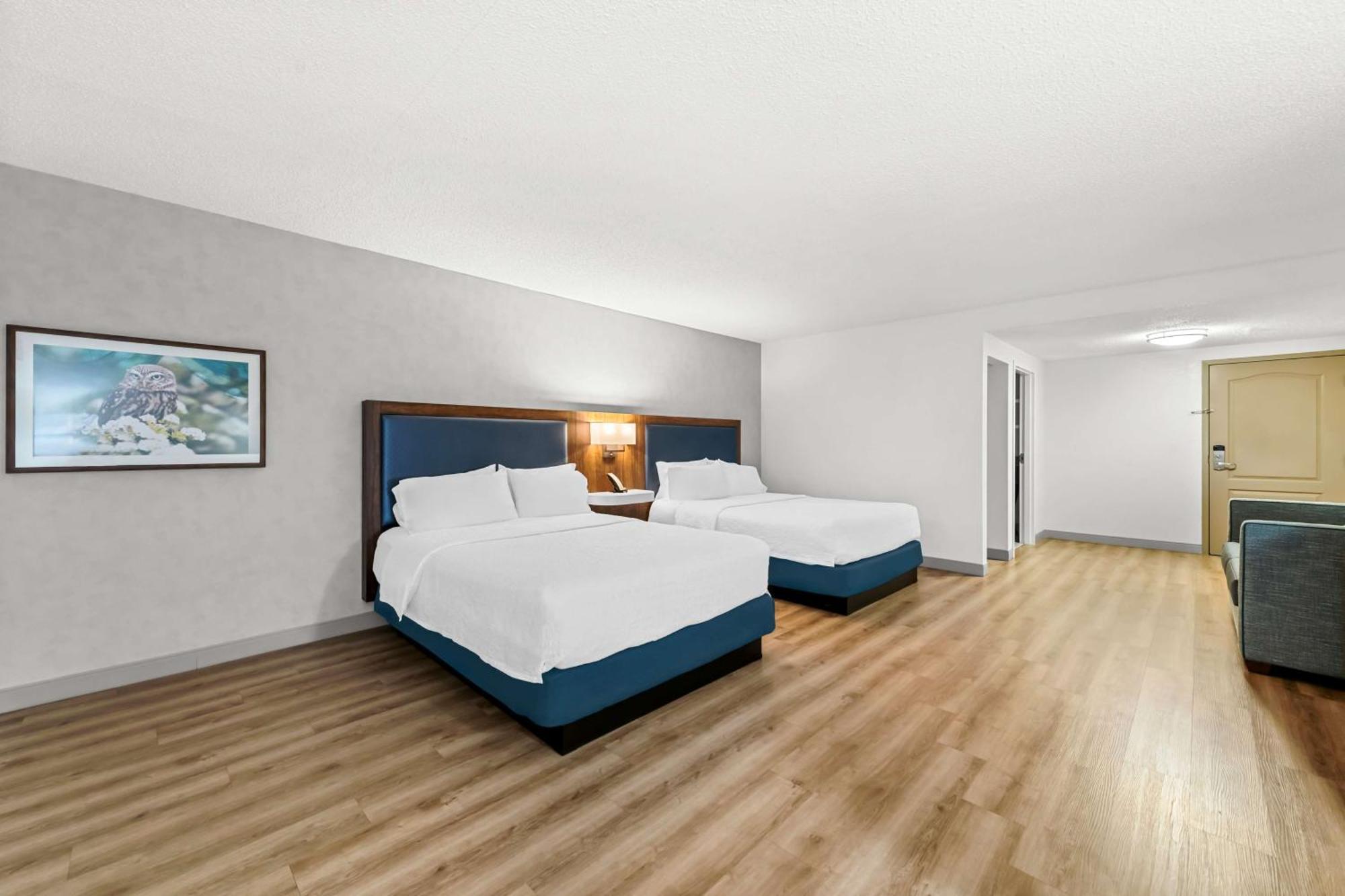 Quarto Queen Deluxe com 2 Camas Queen-size e Sofá-Cama