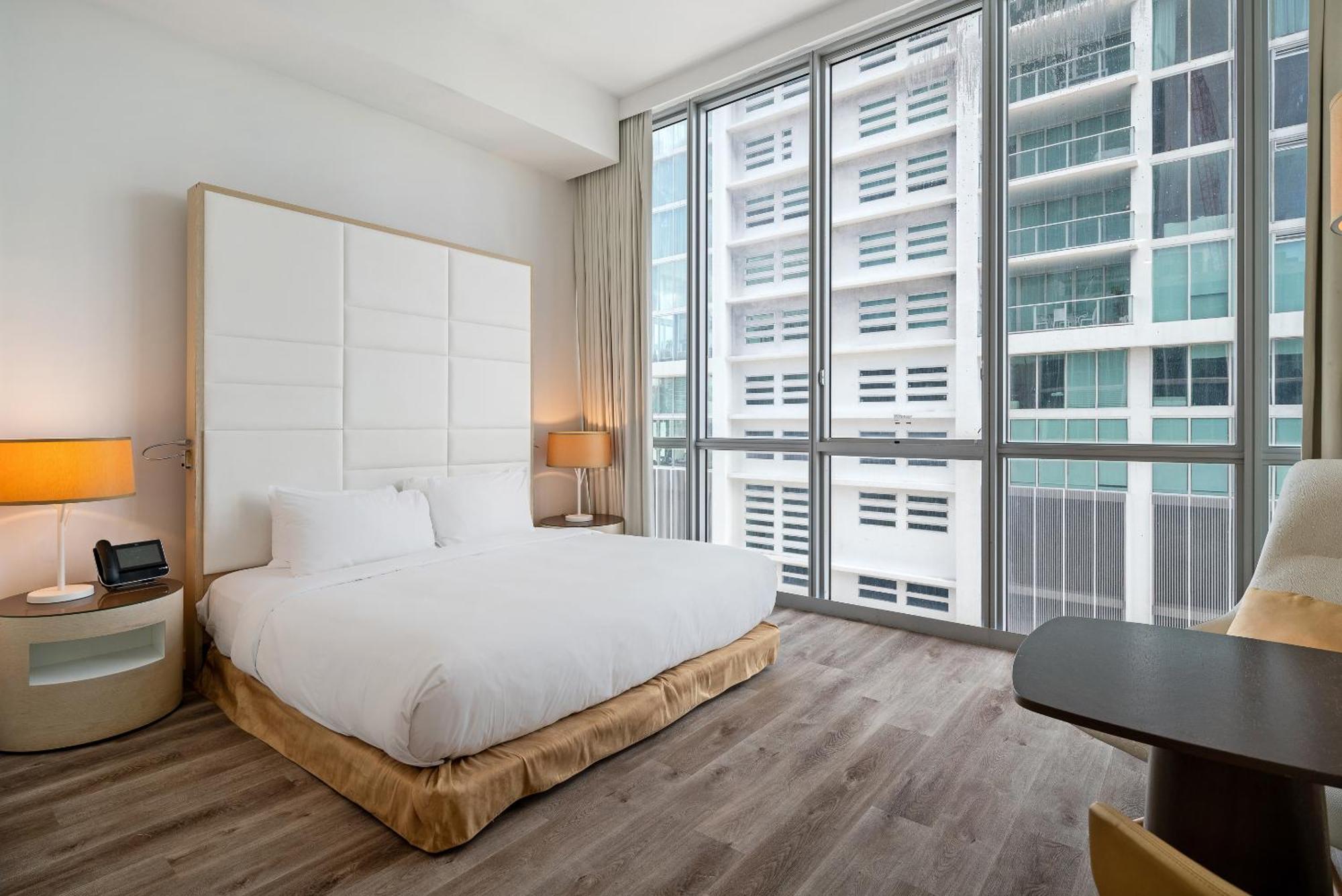 Habitación con cama extragrande y vistas a la ciudad