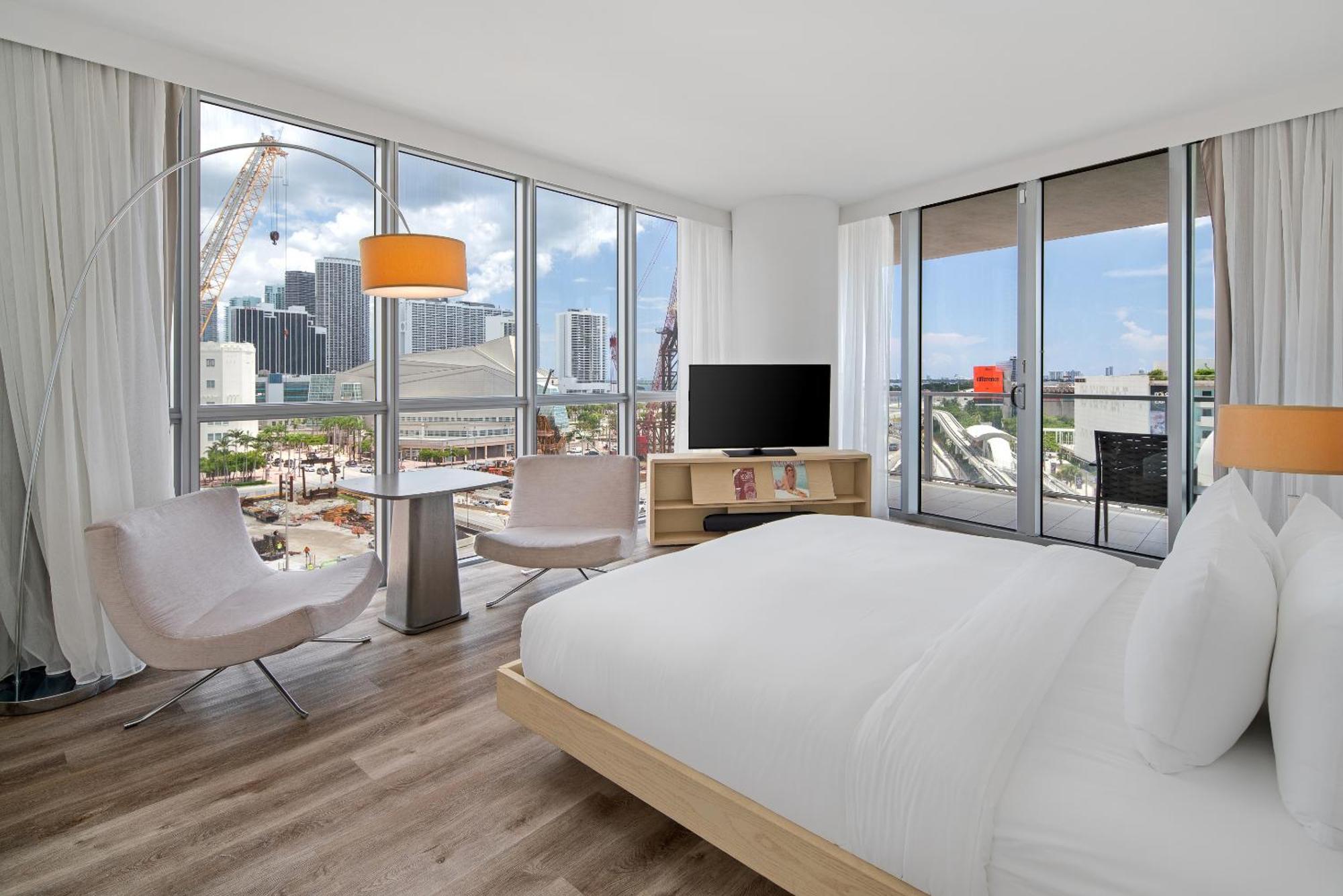 Suite Junior Esquinera con cama extragrande, balcón y vistas a la bahía