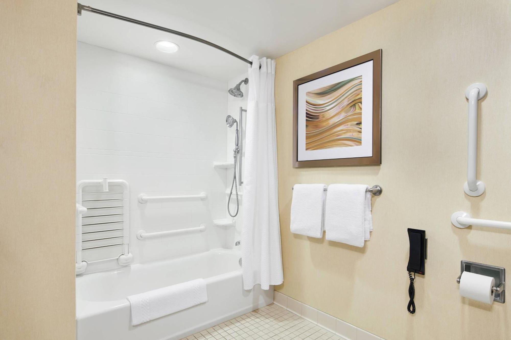 Suite con cama extragrande y sofá cama