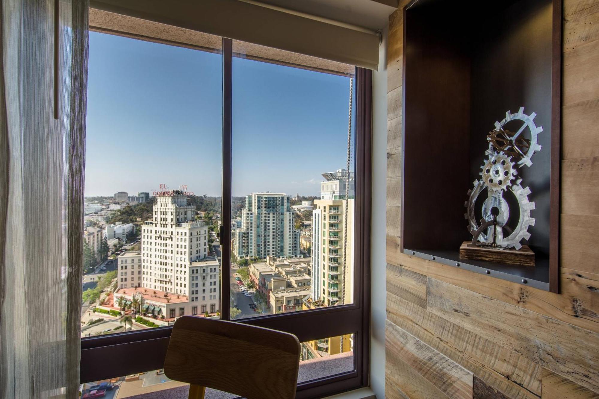 Suite Superior con cama extragrande y vistas a la ciudad