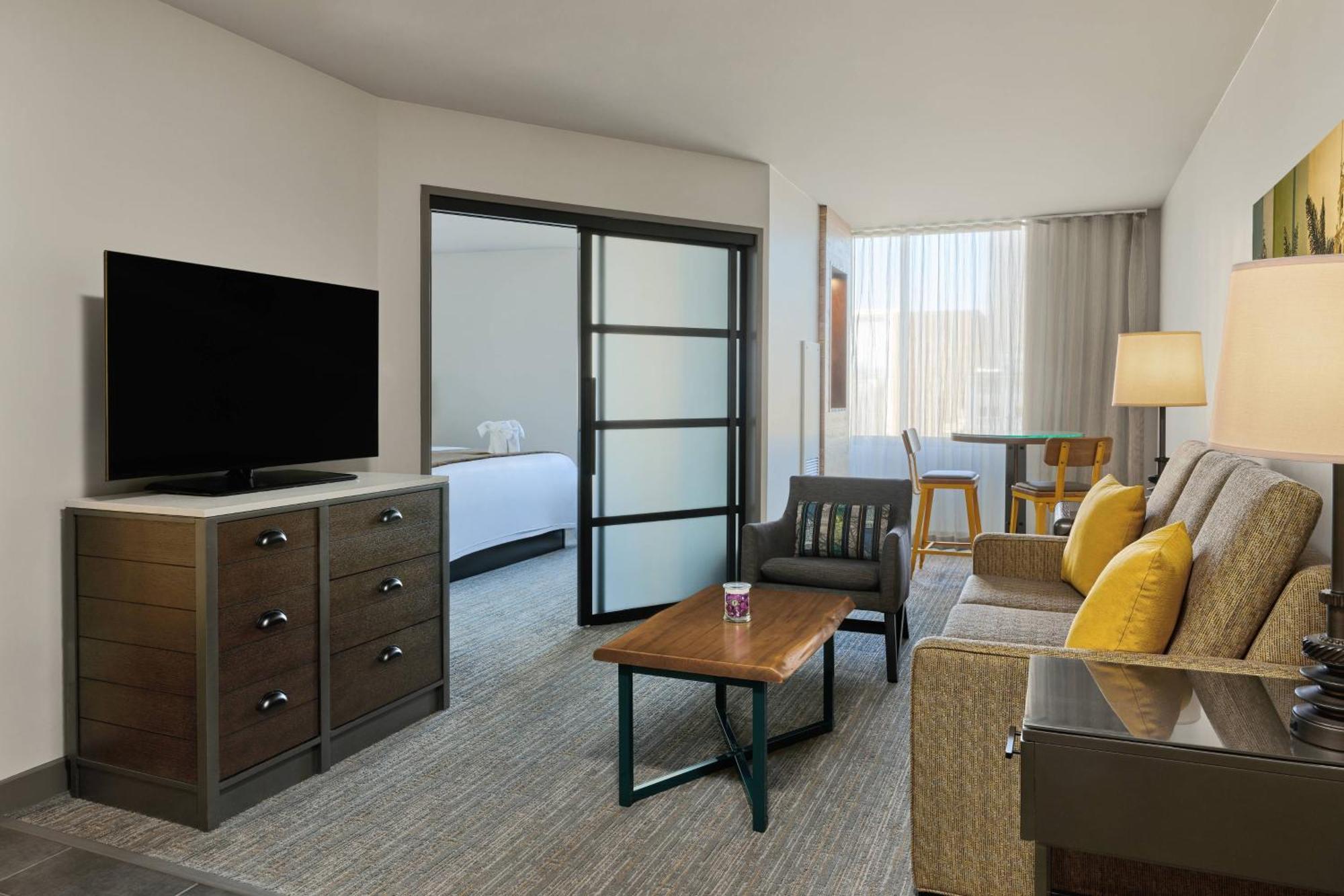 Suite Superior con cama extragrande y sofá cama
