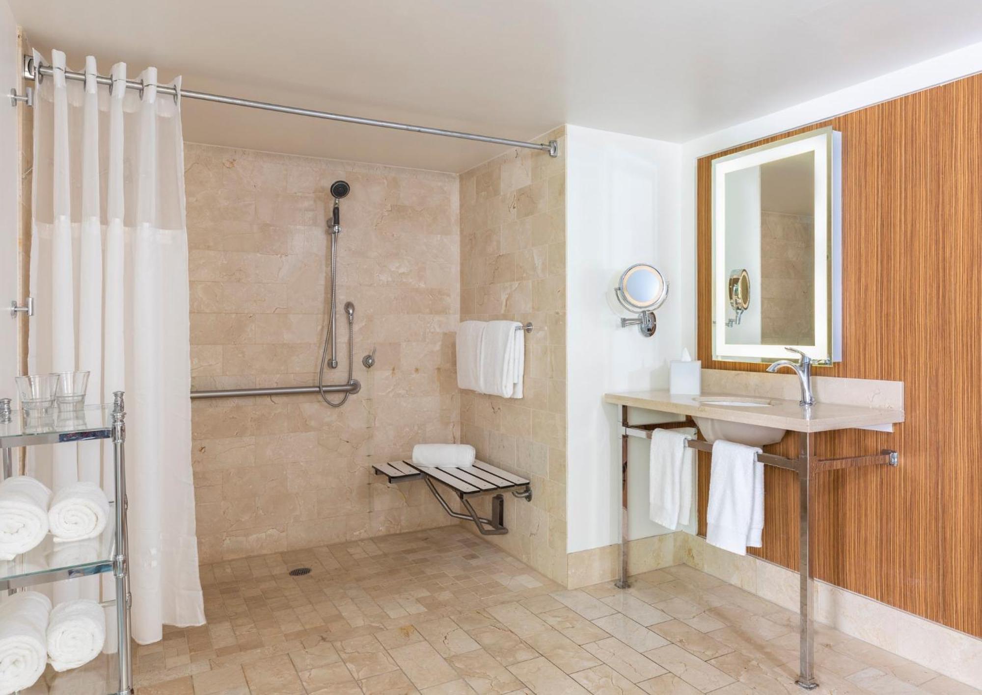 Standard Zimmer mit Kingsize-Bett und rollstuhlgerechter Dusche