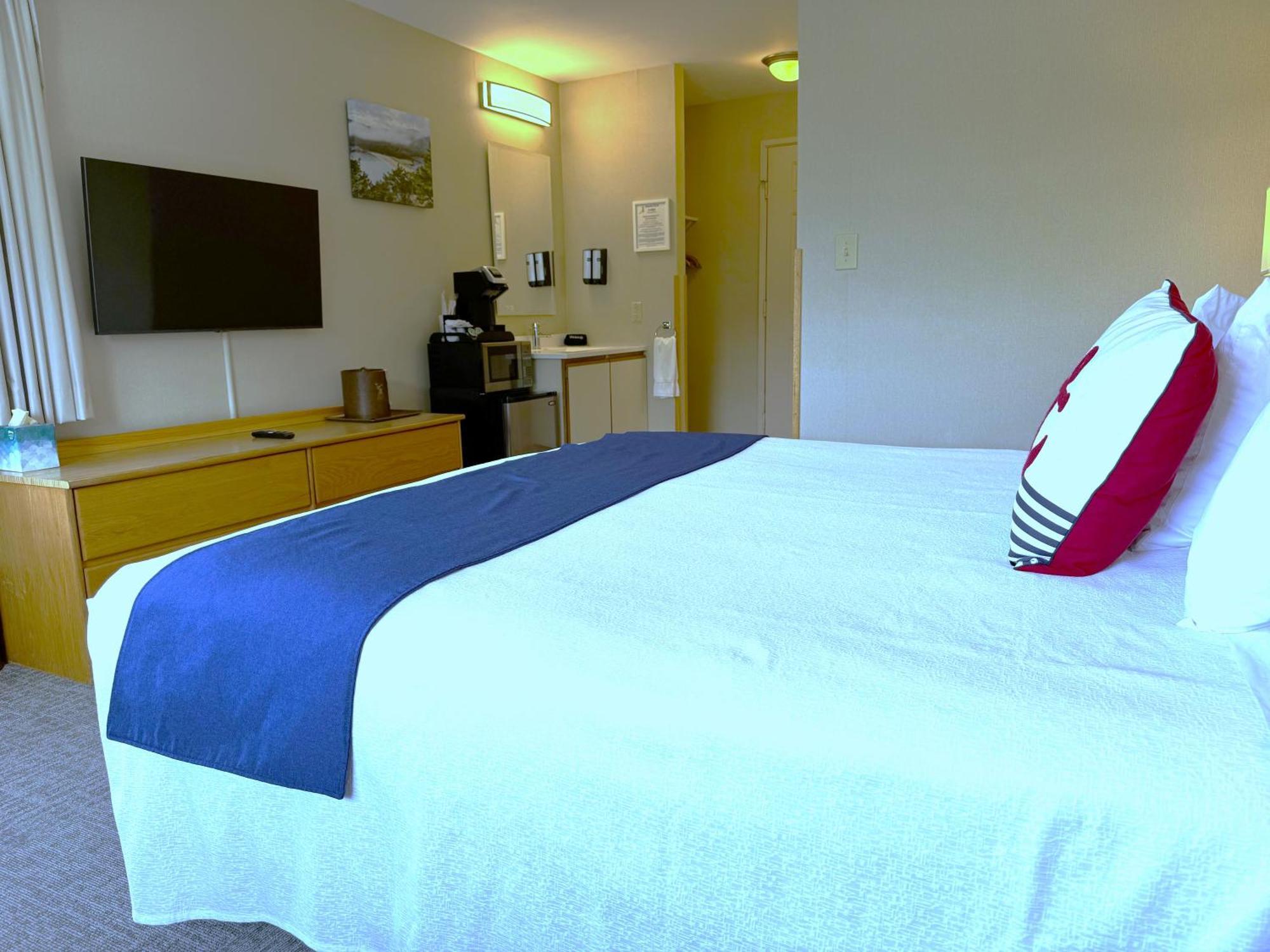 King Room Mountain View 1 King Bed 3rd Floor NON-PET