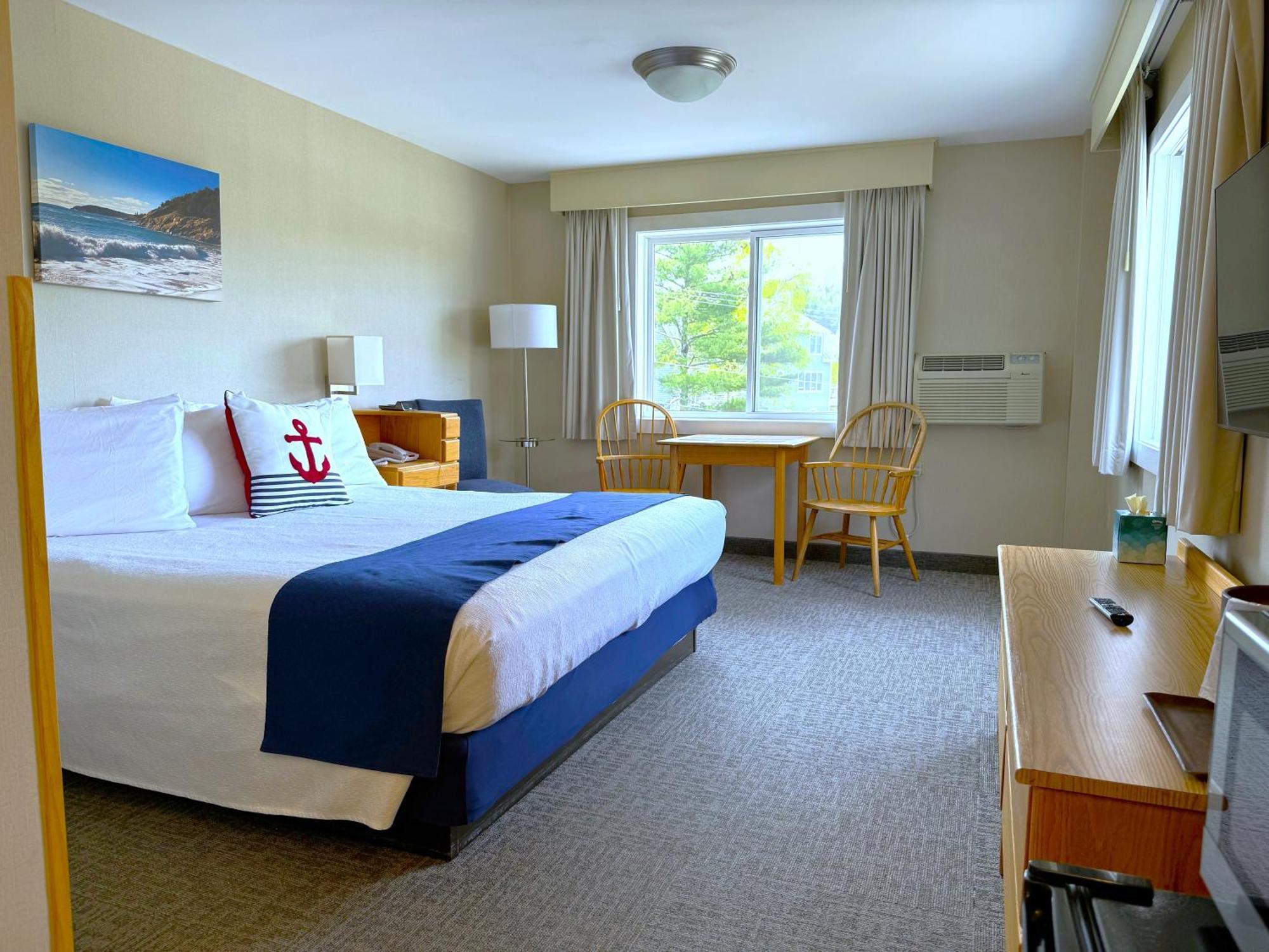 King Room Mountain View 1 King Bed 3rd Floor NON-PET