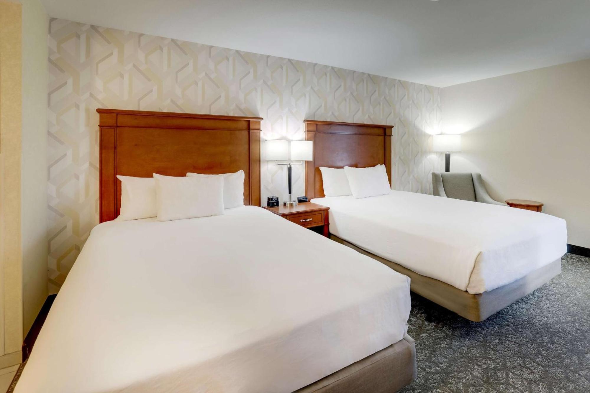 Deluxe Queen Room Two Queen Beds Accessible Tub