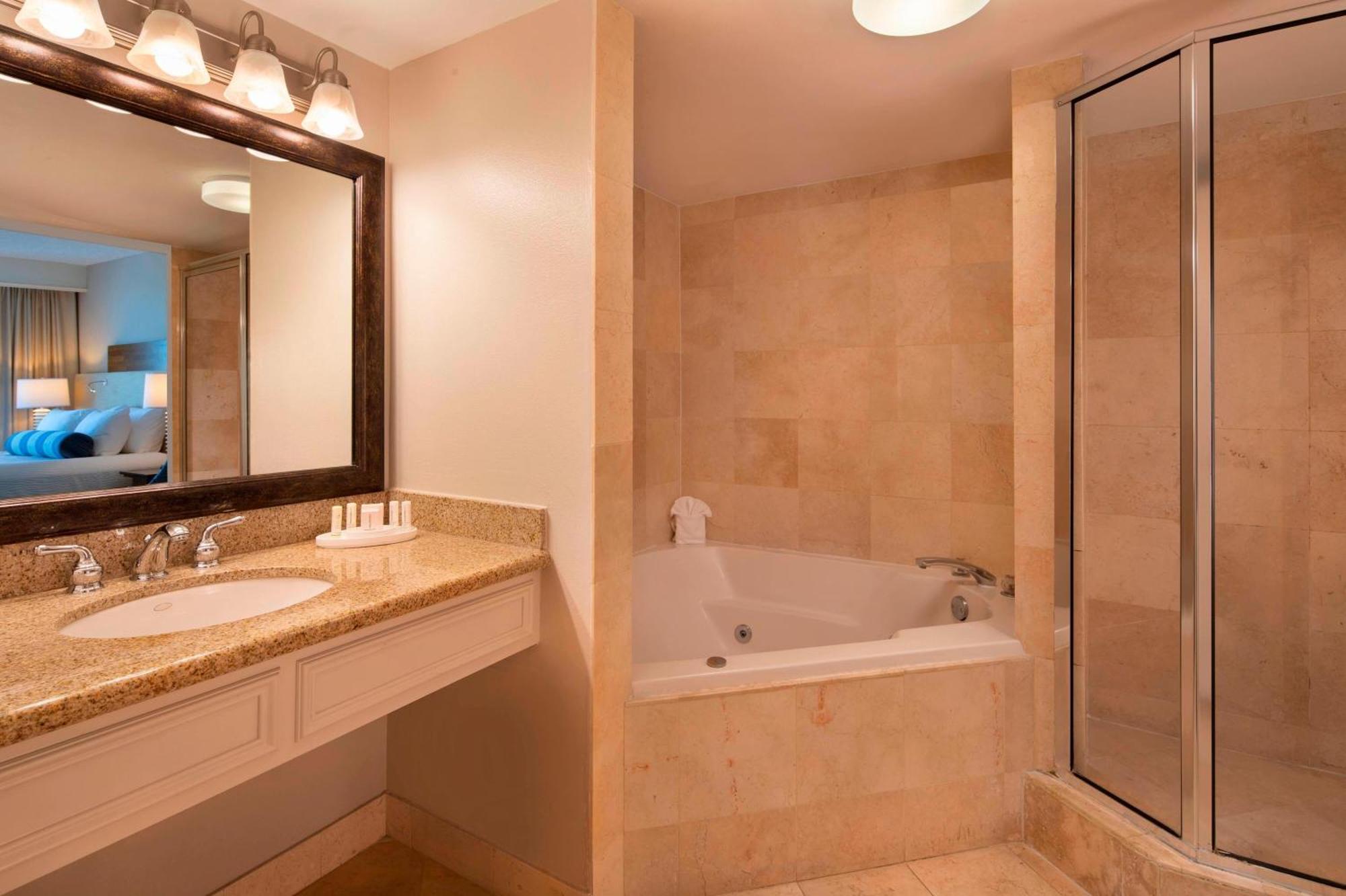 1 Bedroom Suite, 1 King, Sofa bed, Limited view, Whirlpool,1632214581:JPEG