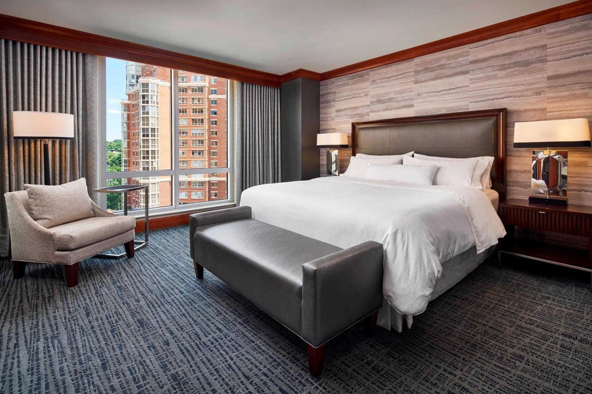 Deluxe Guest room 1 King City view