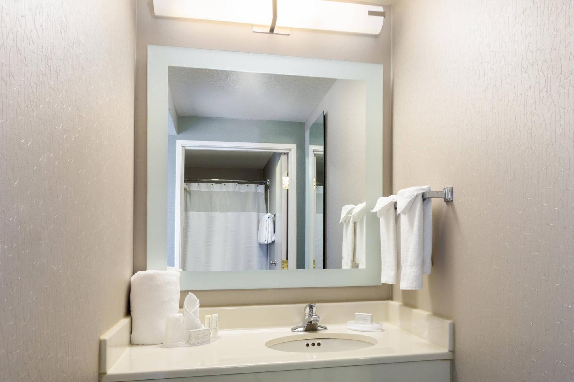 Suite mit 2 Doppelbetten und behindertengerechter Badewanne - barrierefrei und für Hörgeschädigte geeignet