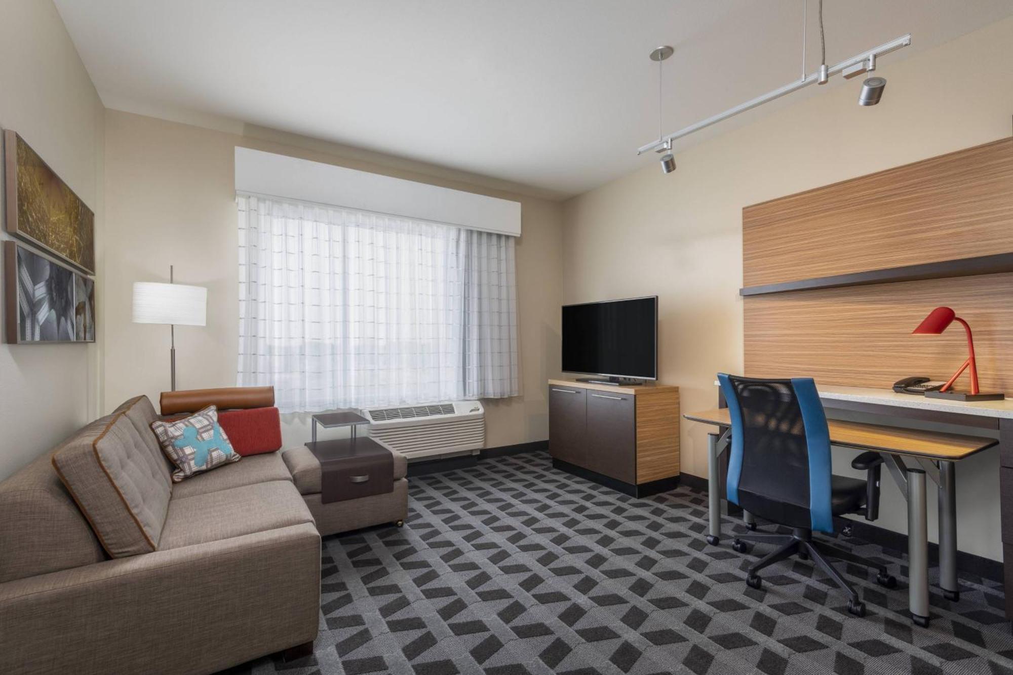 1 Bedroom Suite 1 Queen Sofa bed,1634453731:JPEG