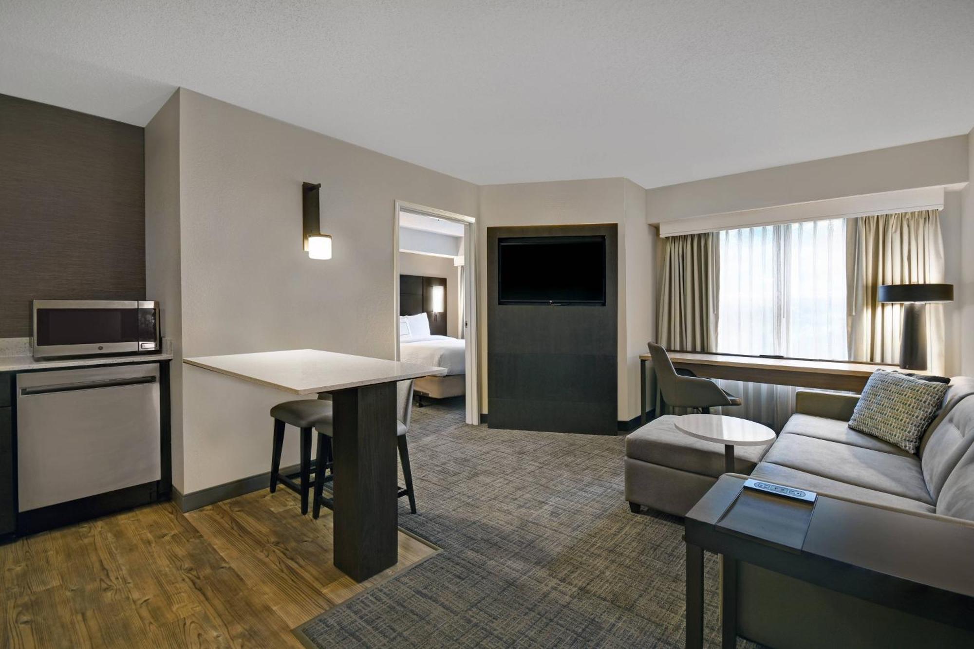 Suite mit 1 Schlafzimmer mit Queensize-Bett und Schlafsofa.