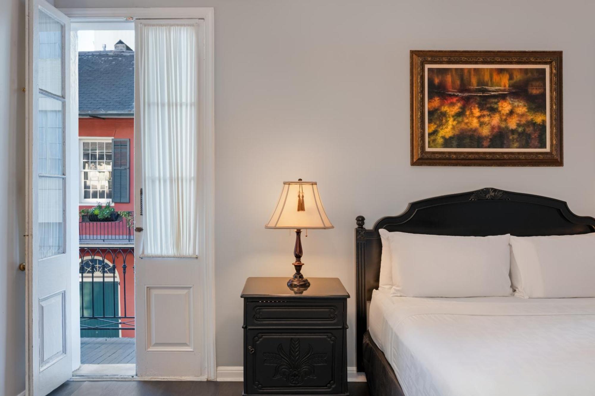 Zimmer mit Kingsize-Bett und Balkon