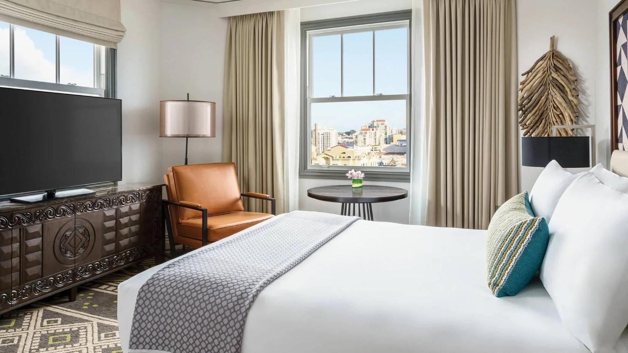 Standard King Room City View Mobility Accessible Tub