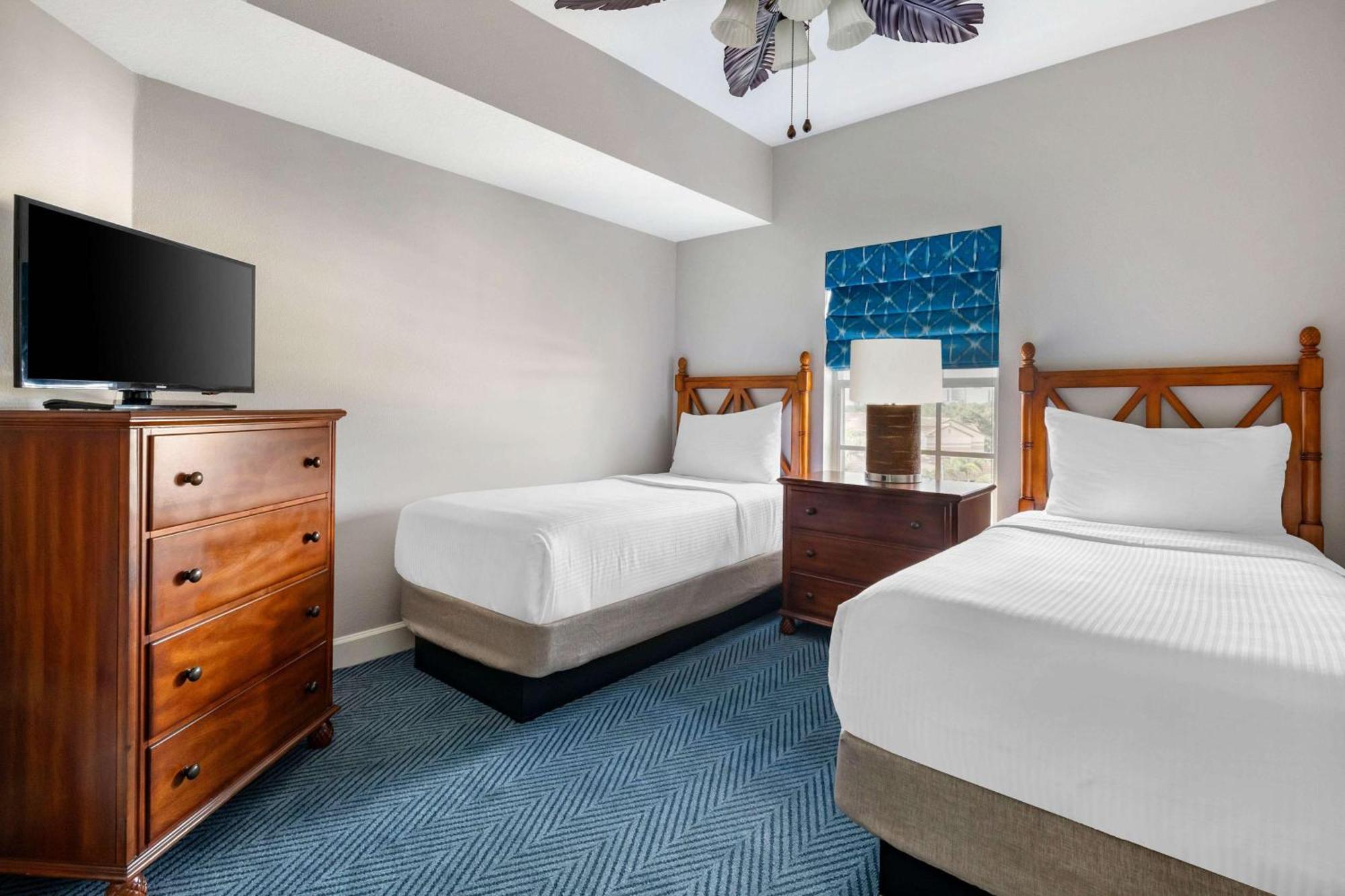 2 Bedroom 1 King 2 Twins Suite Sofabed