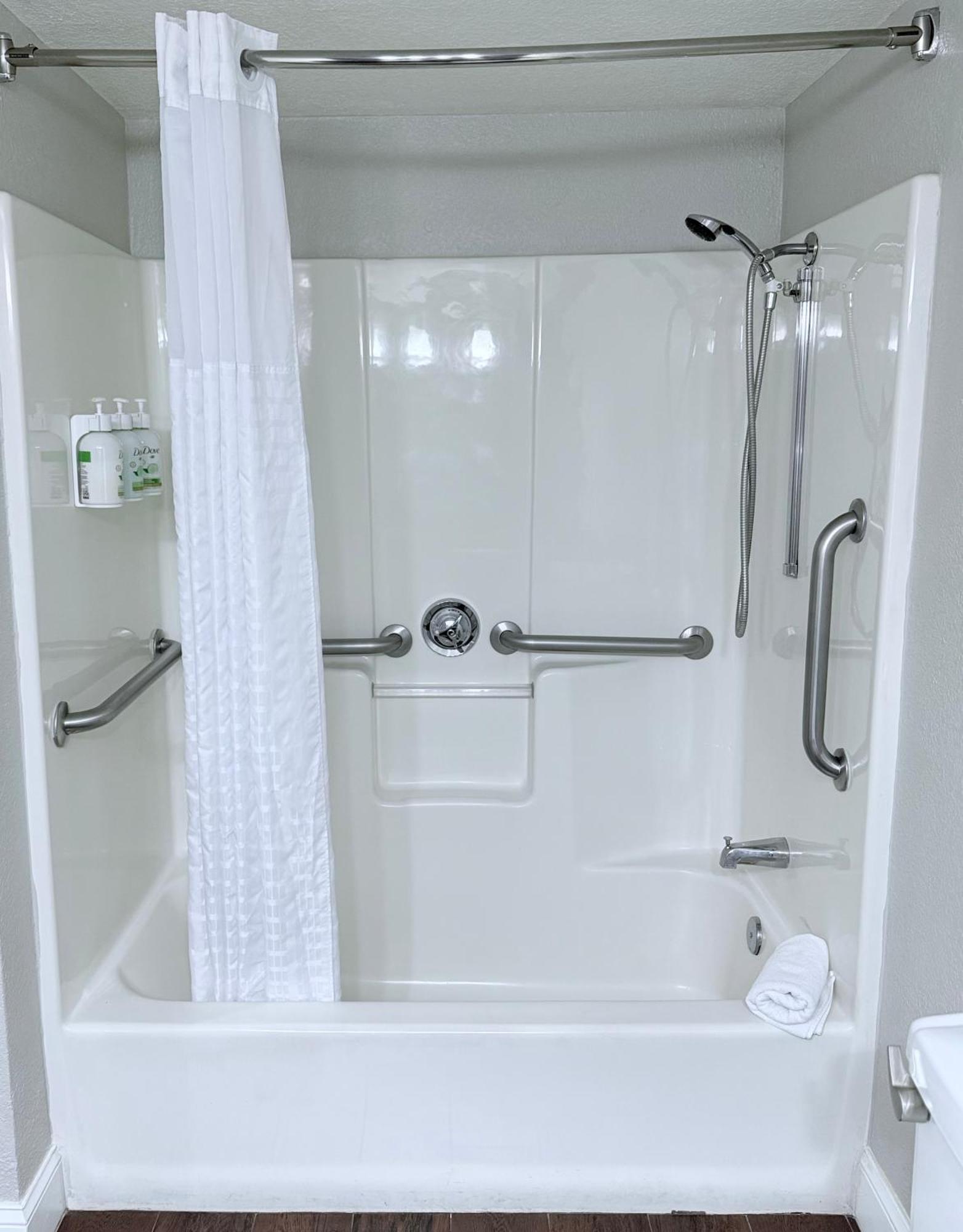 King Room Bath Tub Mobility or Hearing Accessible Non-Smoking,1642318889:JPEG