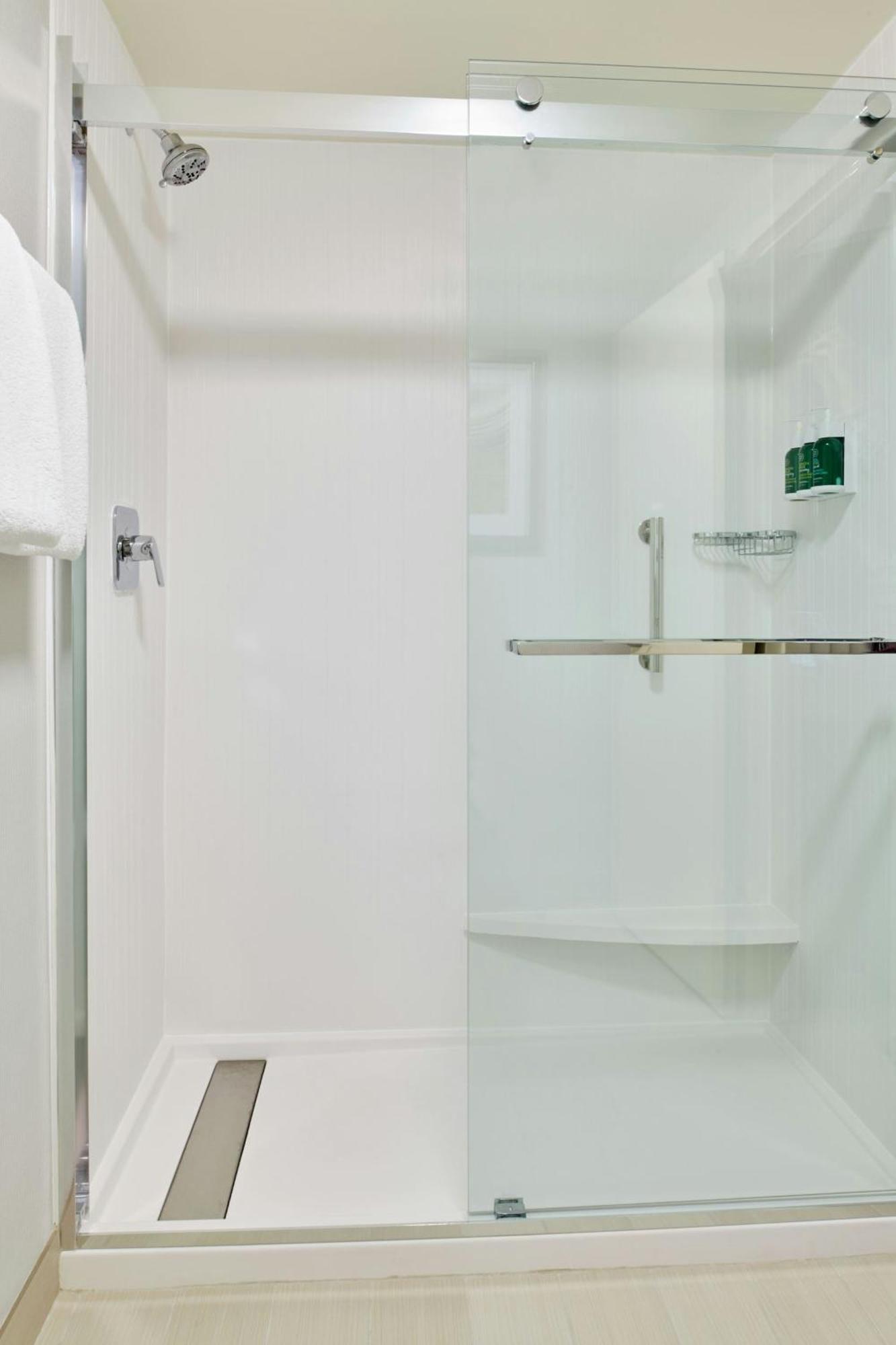 Habitación con cama extragrande y sofá cama