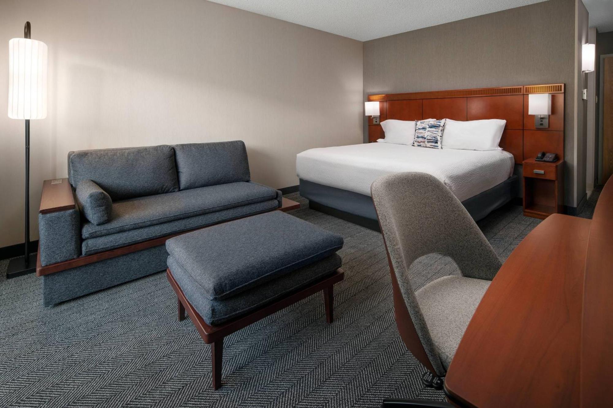 Zimmer mit Kingsize-Bett und Schlafsofa