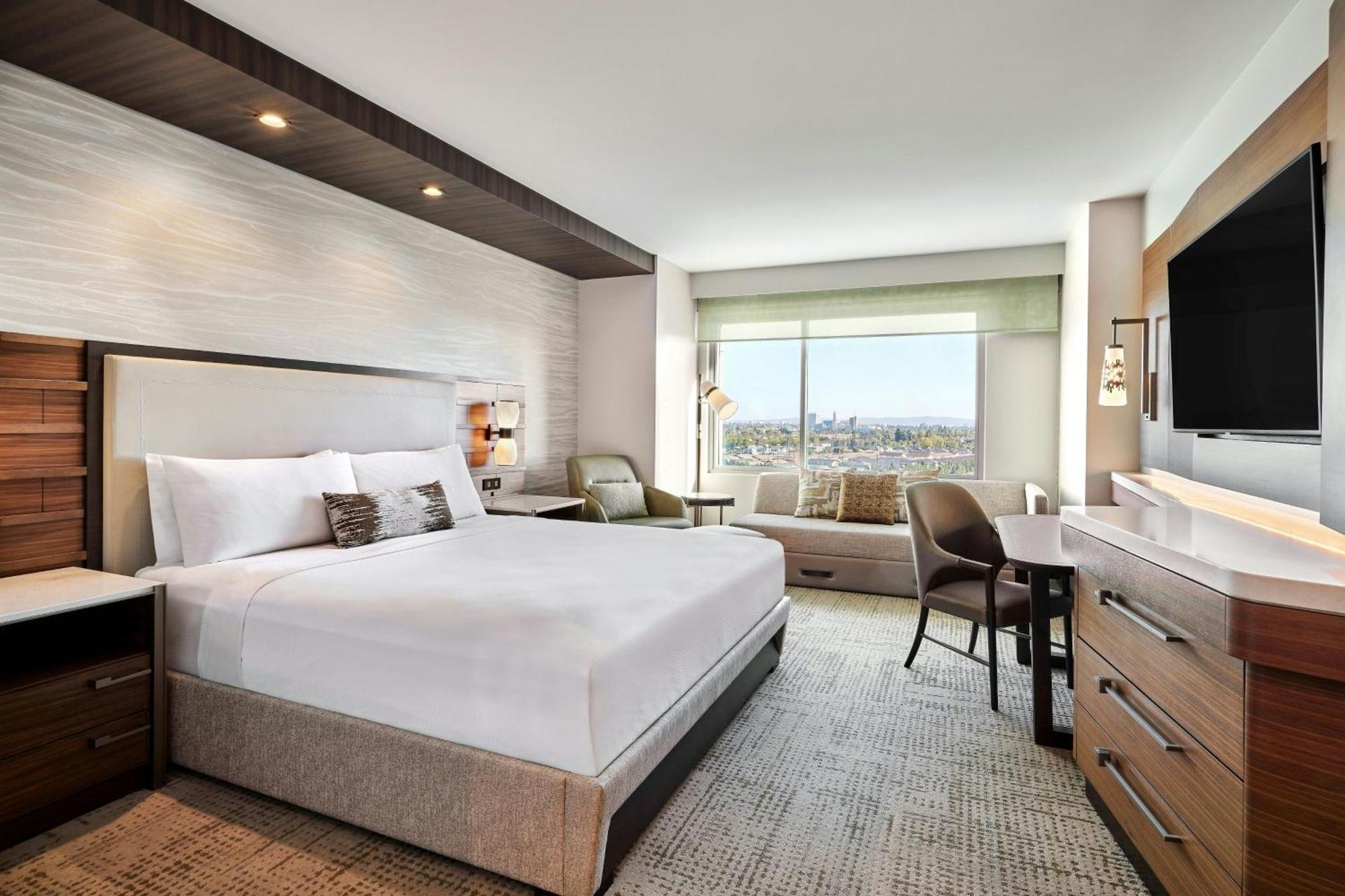 Deluxe King Room Trundle Bed Pool View
