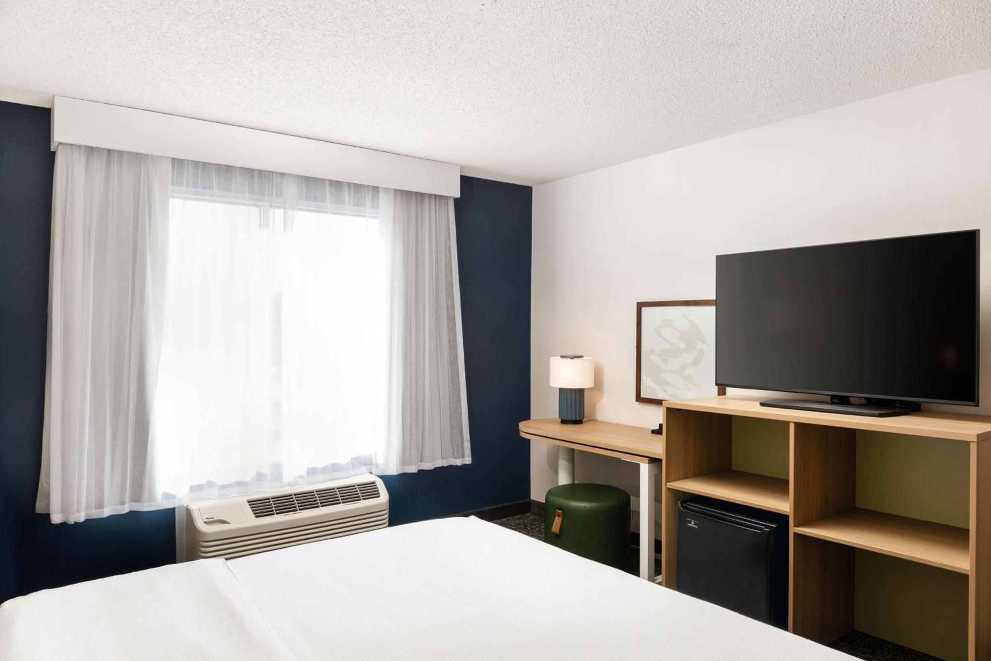 Chambre Lit King-Size avec Baignoire Accessible aux Personnes à Mobilité Réduite