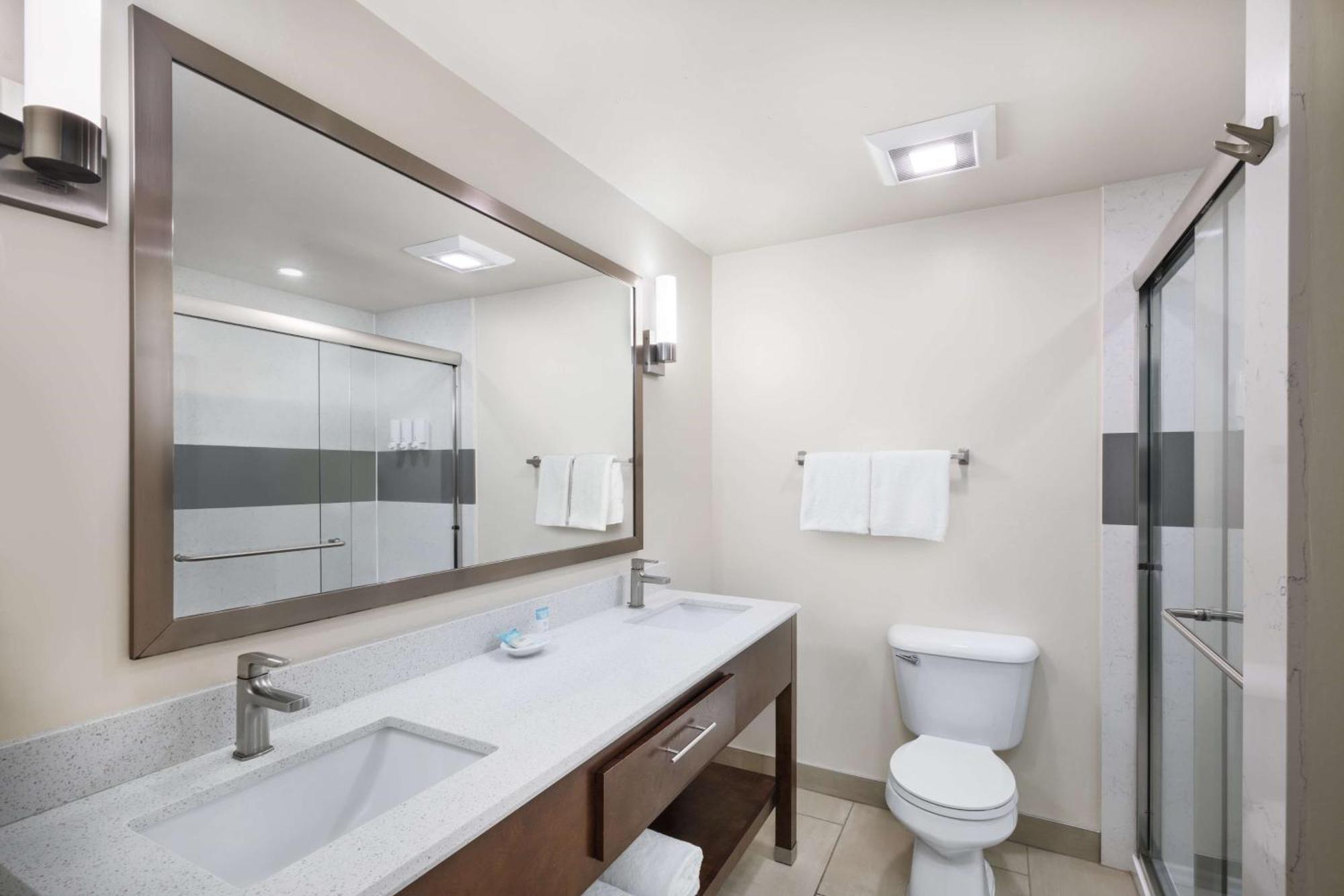 Deluxe King Room with Balcony and Walk-In Shower - Non-Smoking,1649027357:JPEG