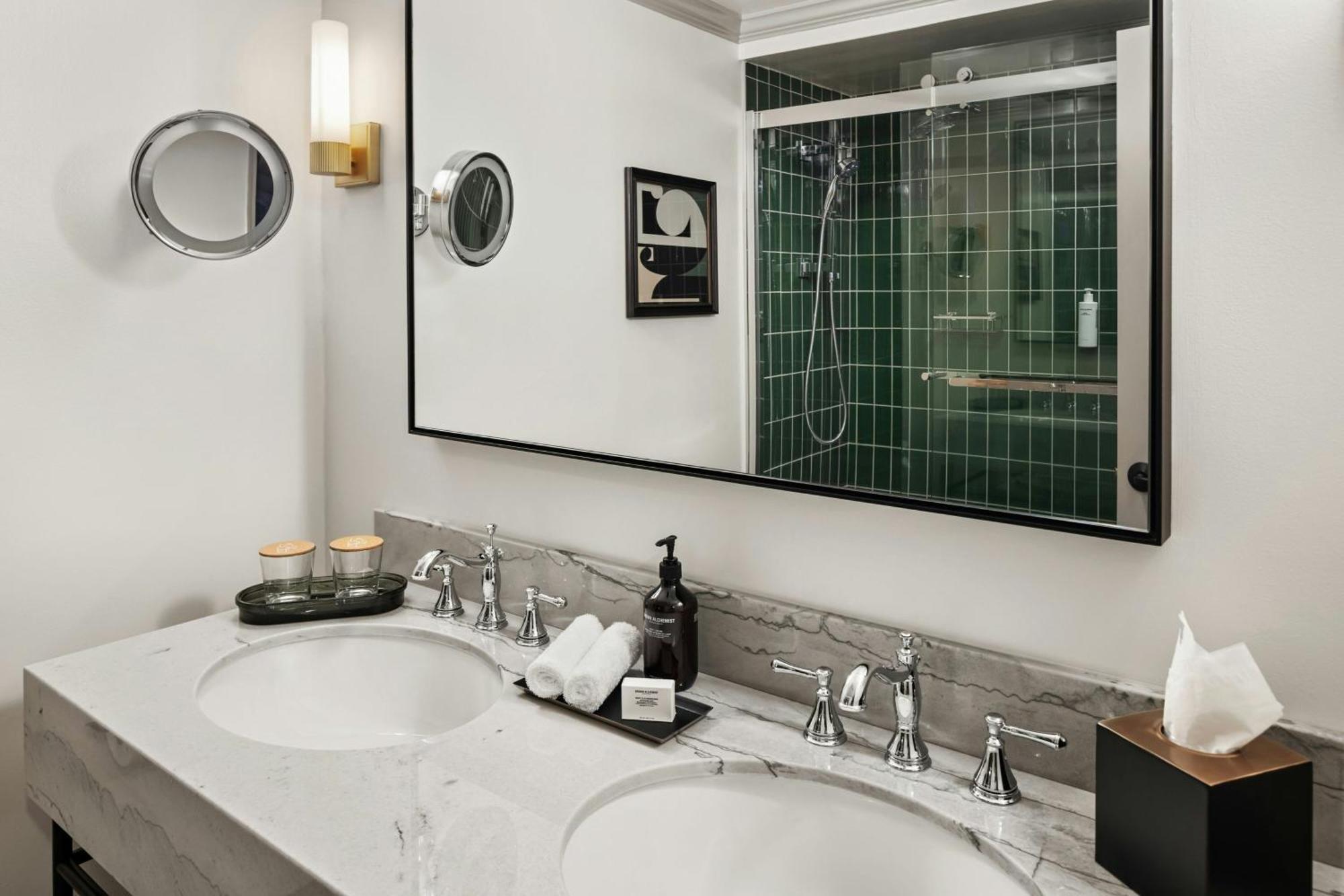 Deluxe Guest room, 1 King, City view