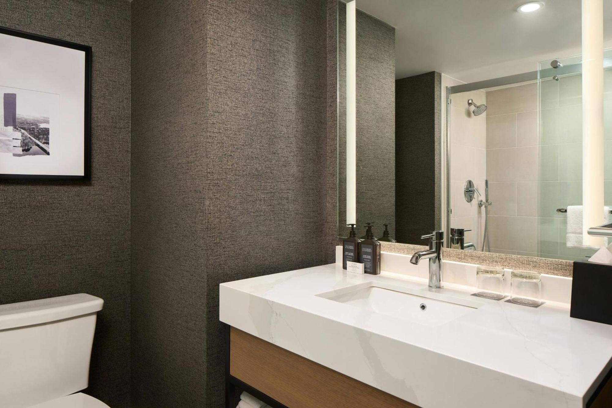 Larger Guest room, 1 King, City view, Corner room,1668057275:JPEG