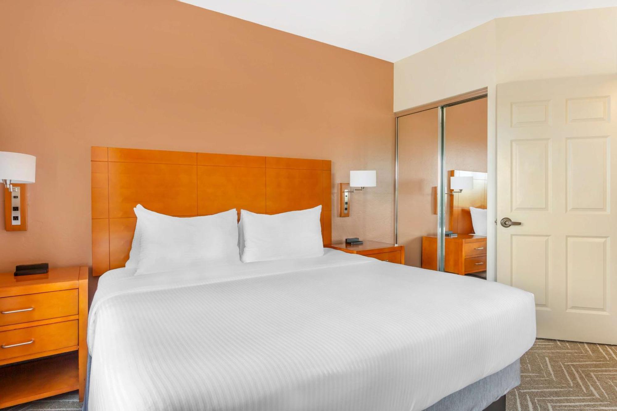 2 BEDROOM 2 KING SUITE SOFABED