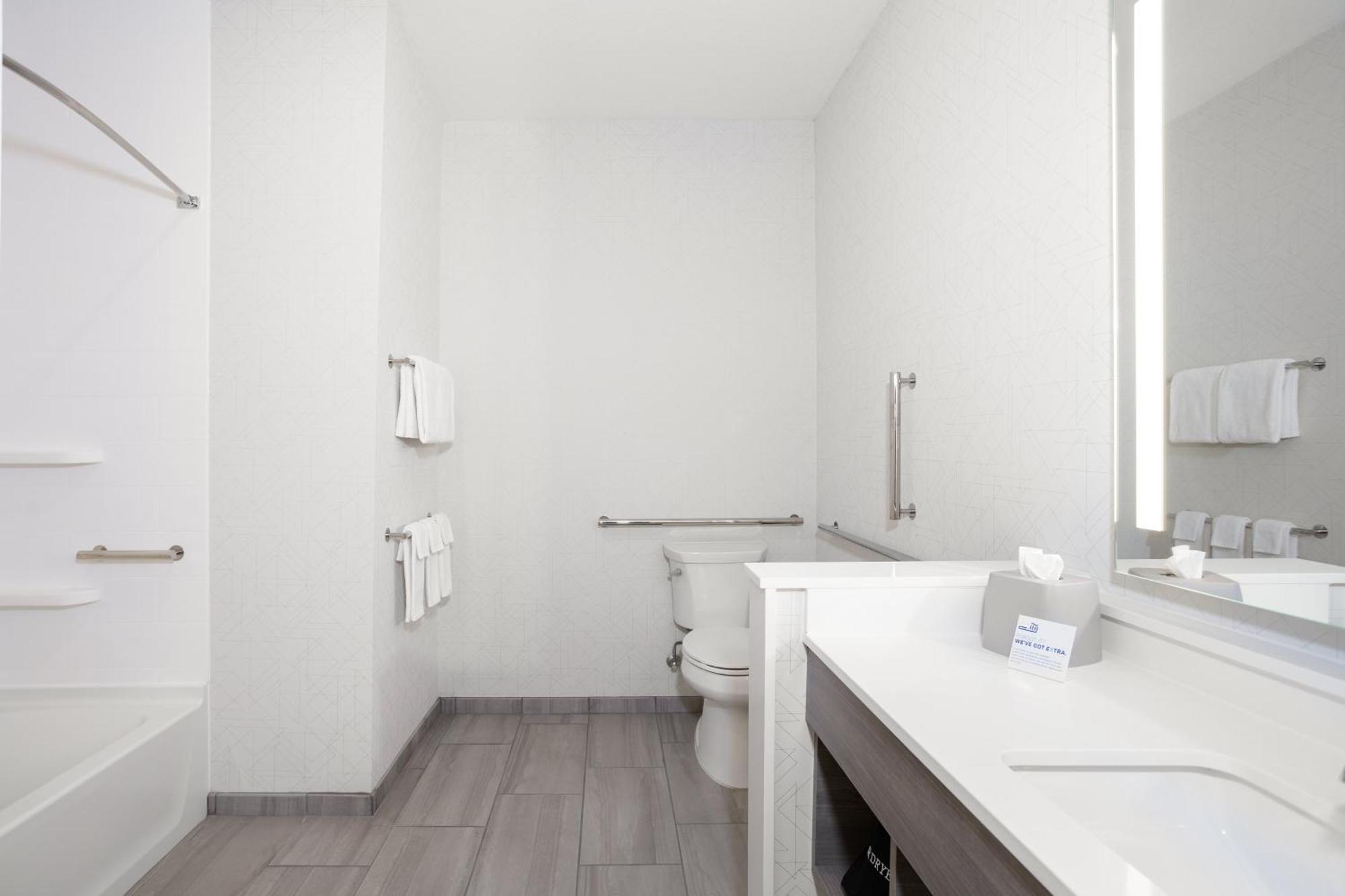 Standard Queen Room Two Queen Beds Mobility Accessible Tub