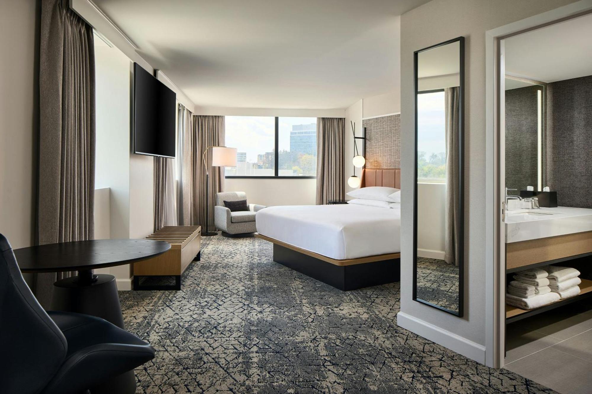 Club level Larger Guest room 1 King Corner room,1657150723:JPEG