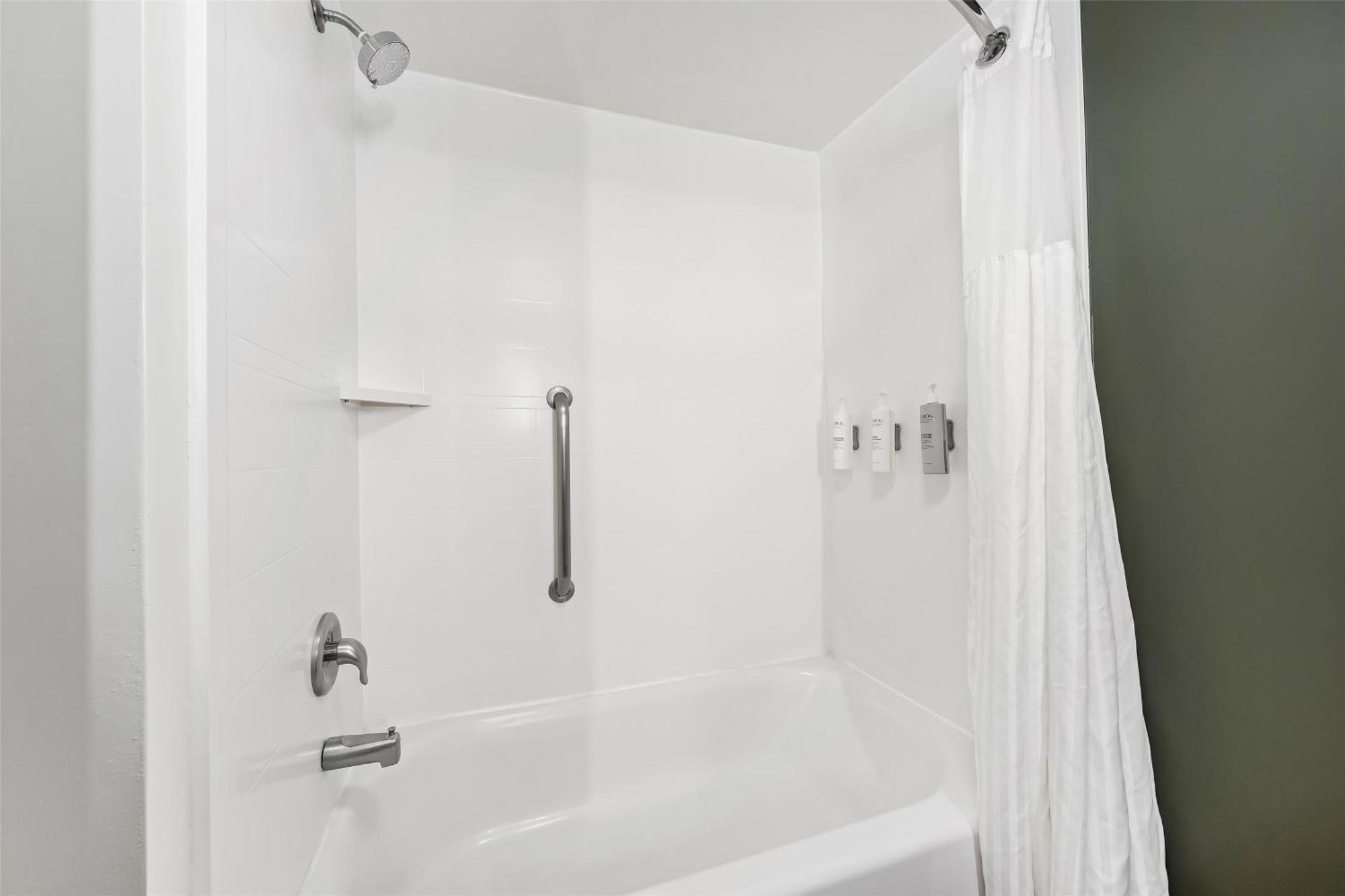 Habitación con cama extragrande.