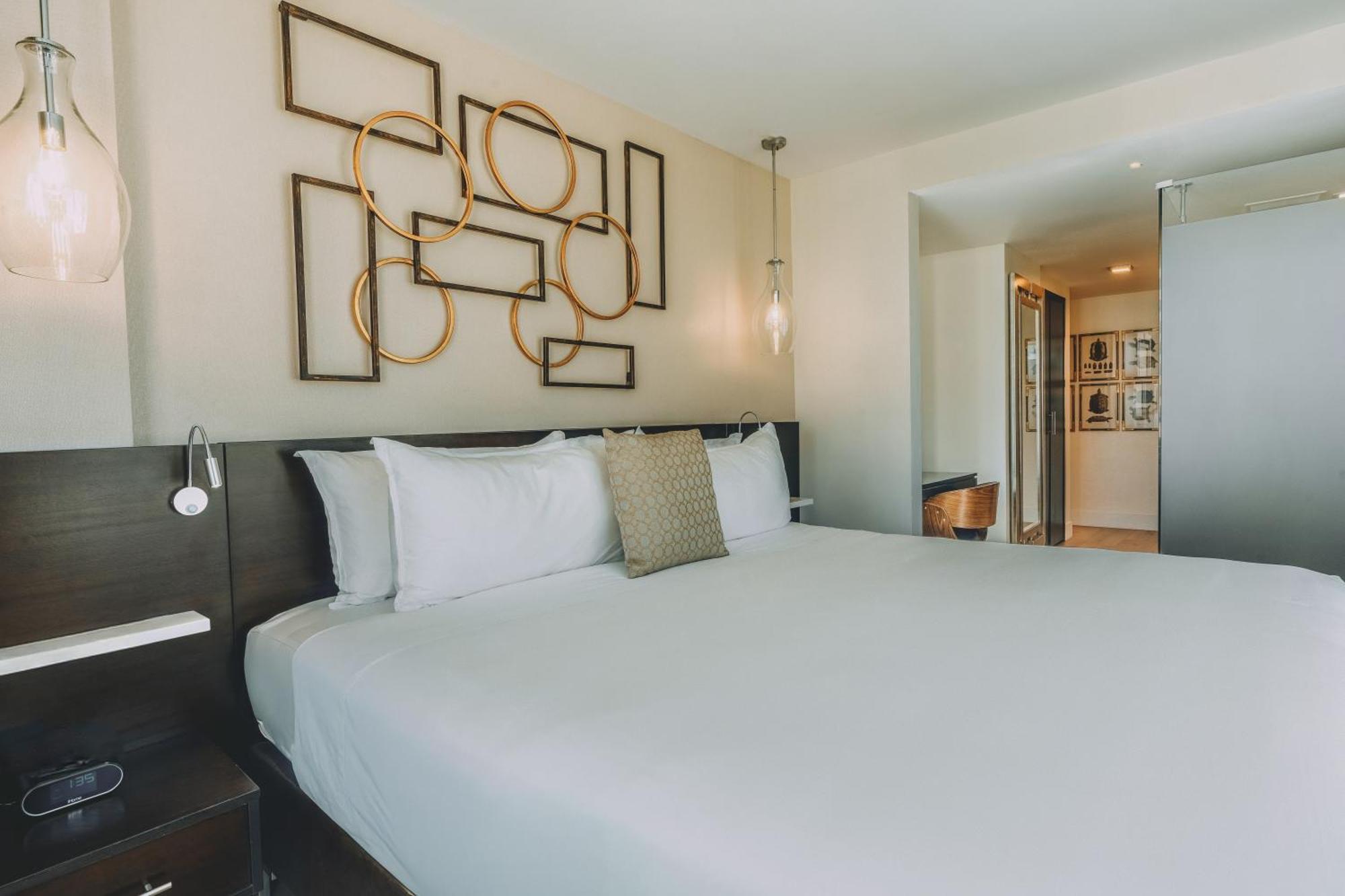 Habitación con balcón y vistas a la piscina - Cama extragrande