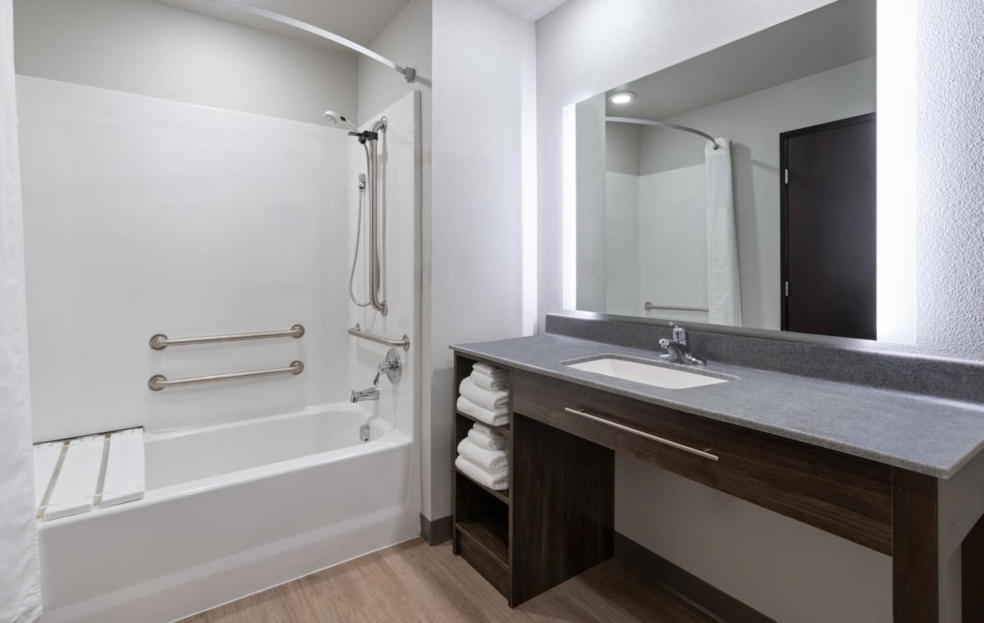 Chambre Lit Queen-Size - Accessible aux Personnes à Mobilité Réduite