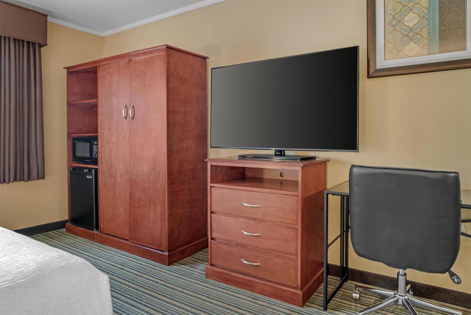 Queen Room Roll Shower Mobility Accessible or Communication Assistance or Non-Smoking